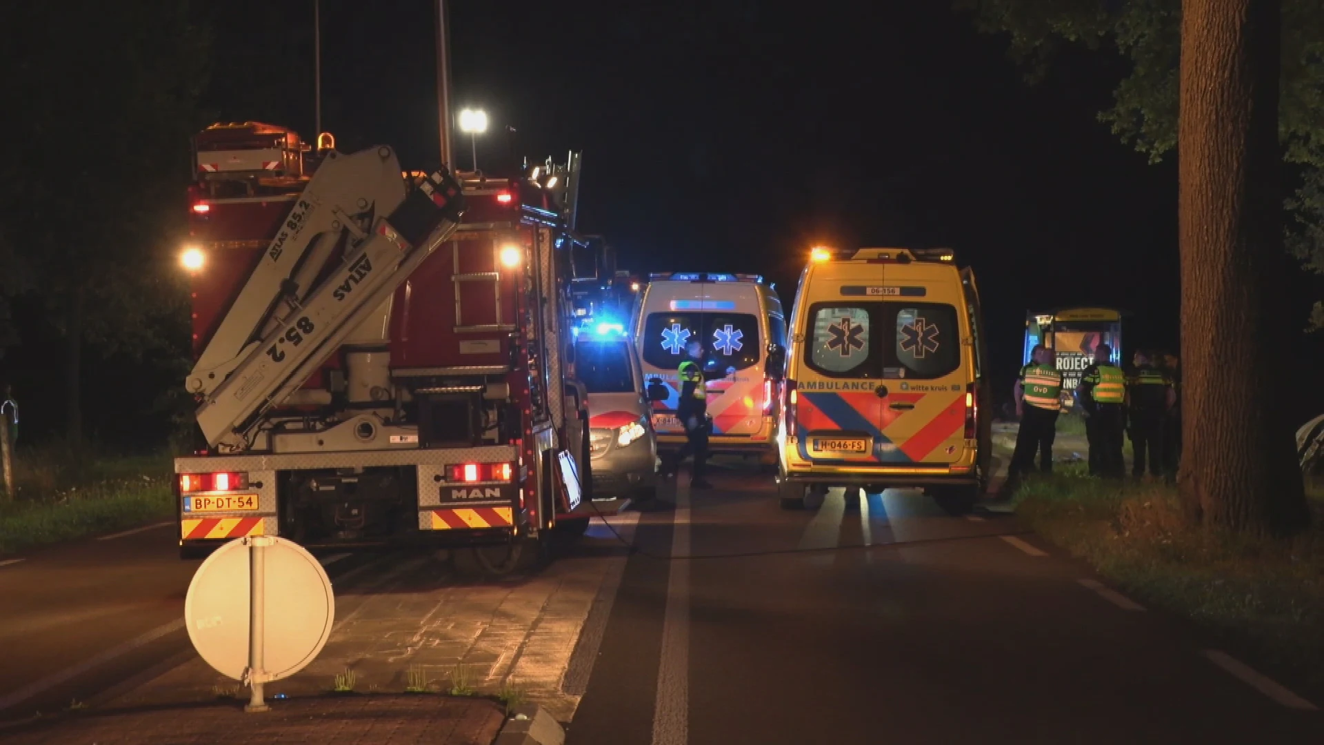 Auto ramt twee bomen bij eenzijdig ongeluk in Meddo: drie gewonden