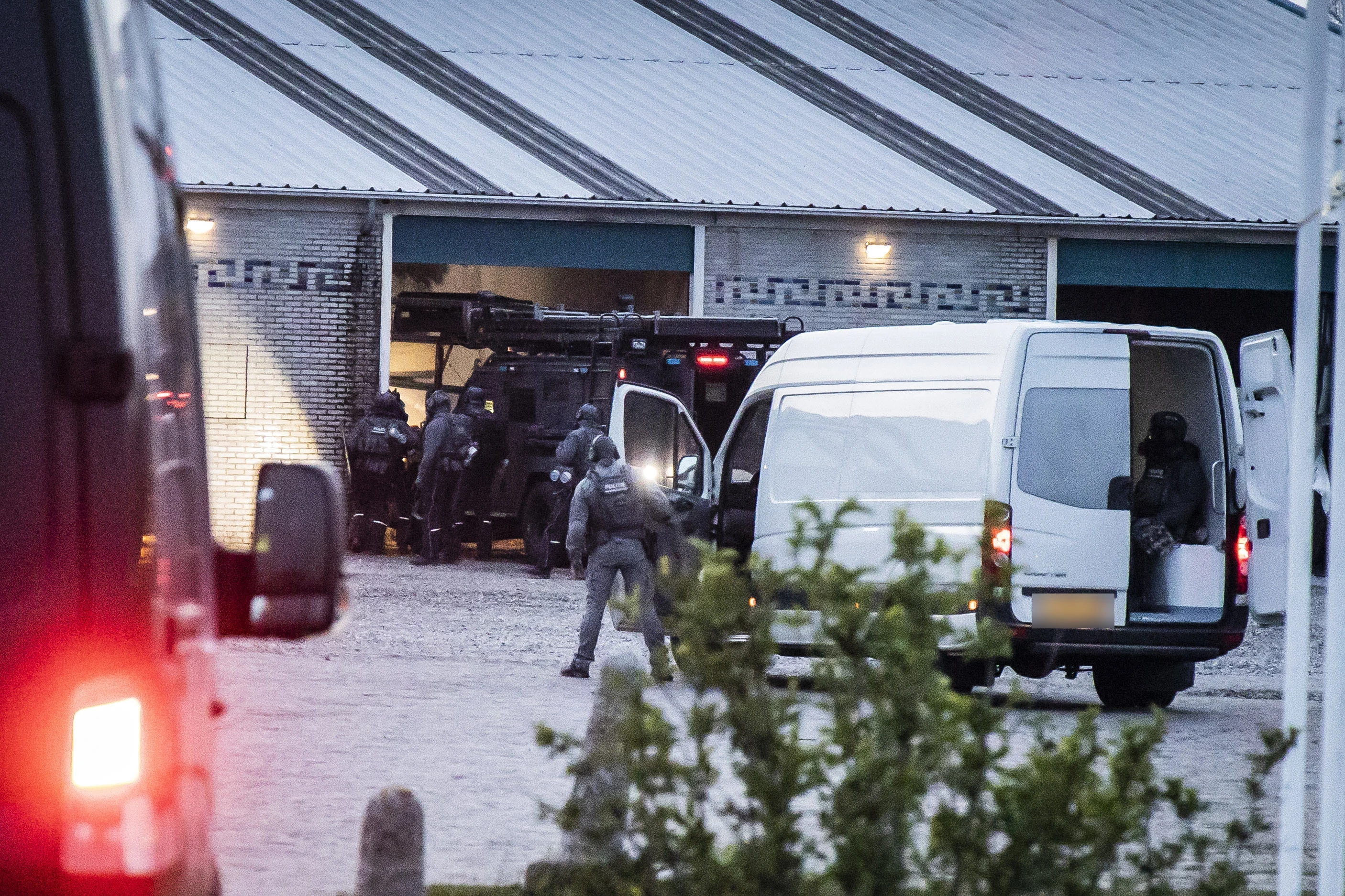 Arrestatieteam valt crystal methlab binnen op Arnhems bedrijventerrein