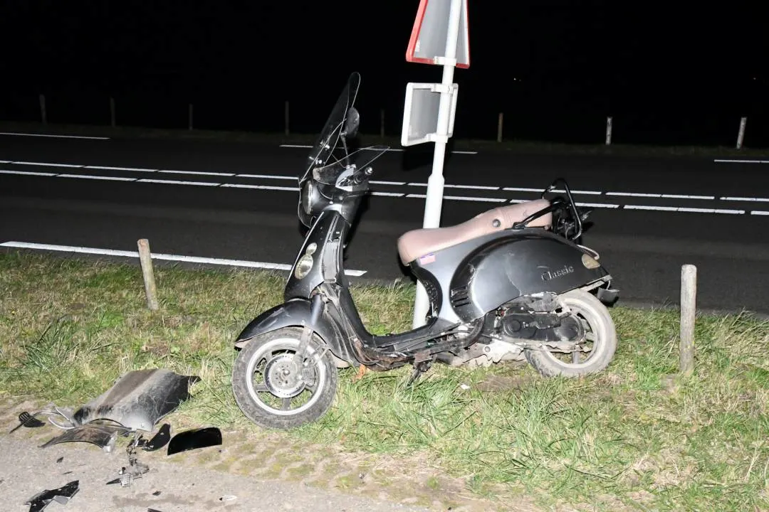 BMW knalt frontaal op scooter, gaat er vandoor