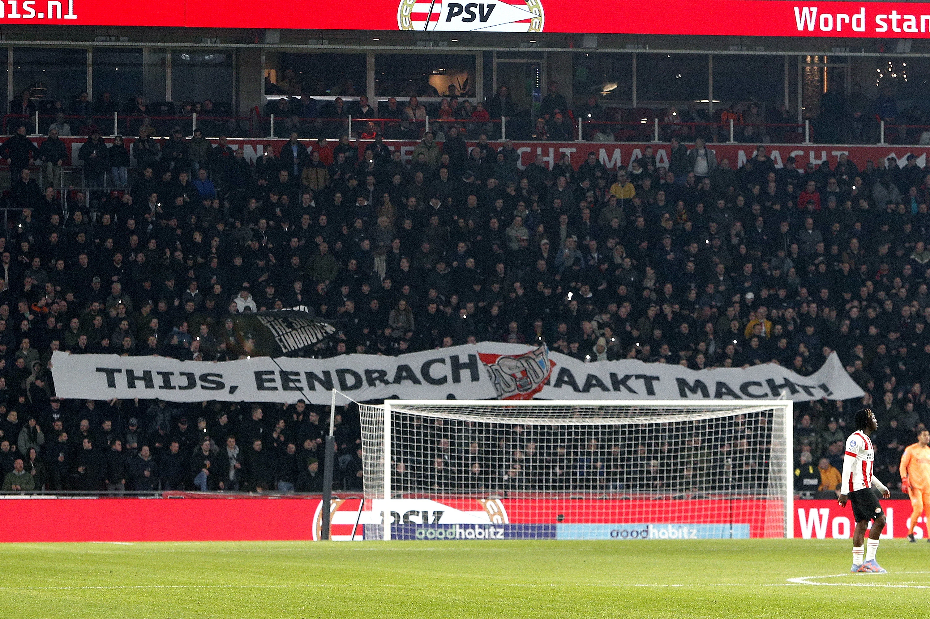 Indrukwekkend moment in Philips Stadion: duizenden lampjes en minuut stilte voor ongeneeslijk zieke perschef PSV