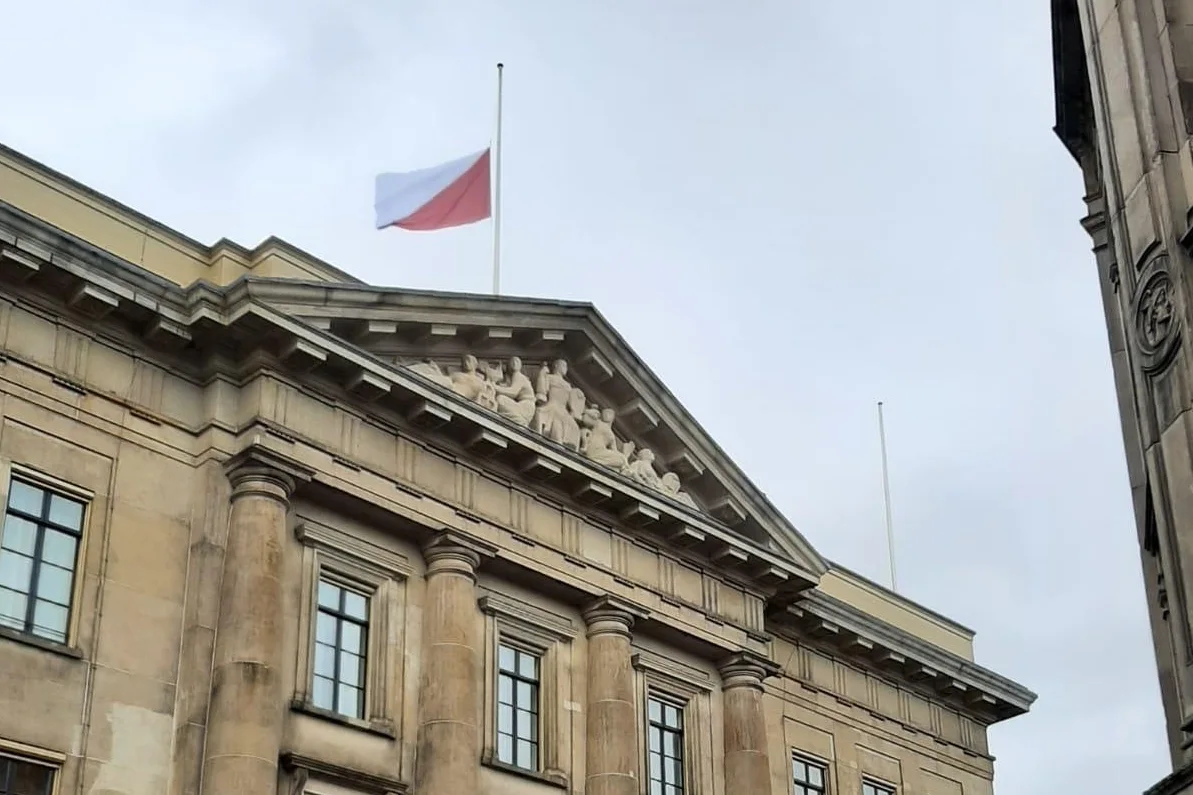 Vlaggen halfstok om terreur in Nice: 'In rouw na barbaarse aanslag'