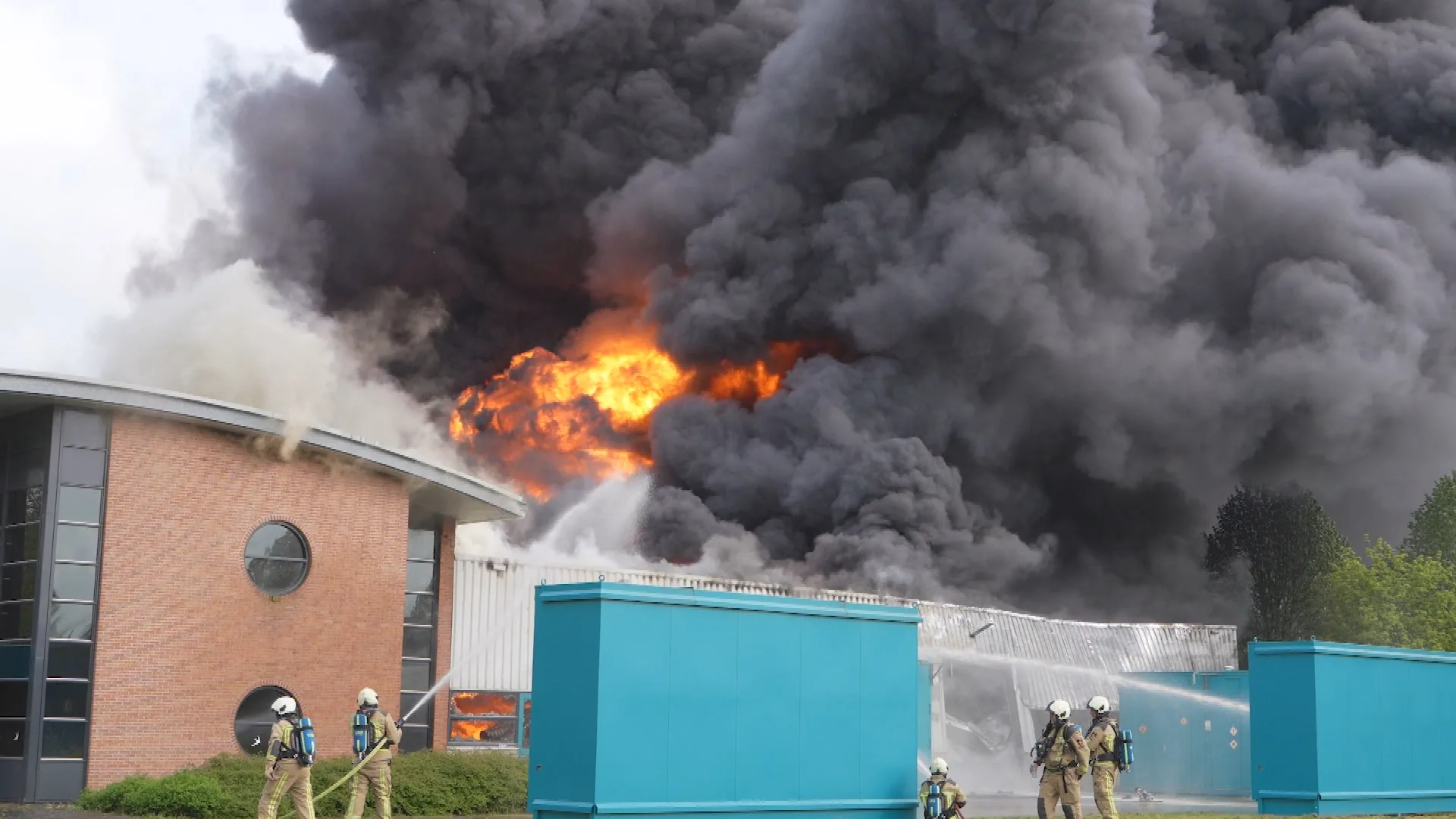 NL-alert voor grote brand Schoonebeek, meerdere panden ontruimd