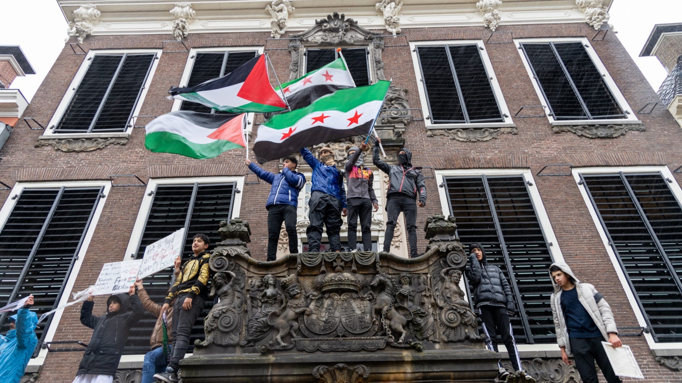 Is het oké om te protesteren tijdens de dodenherdenking?
