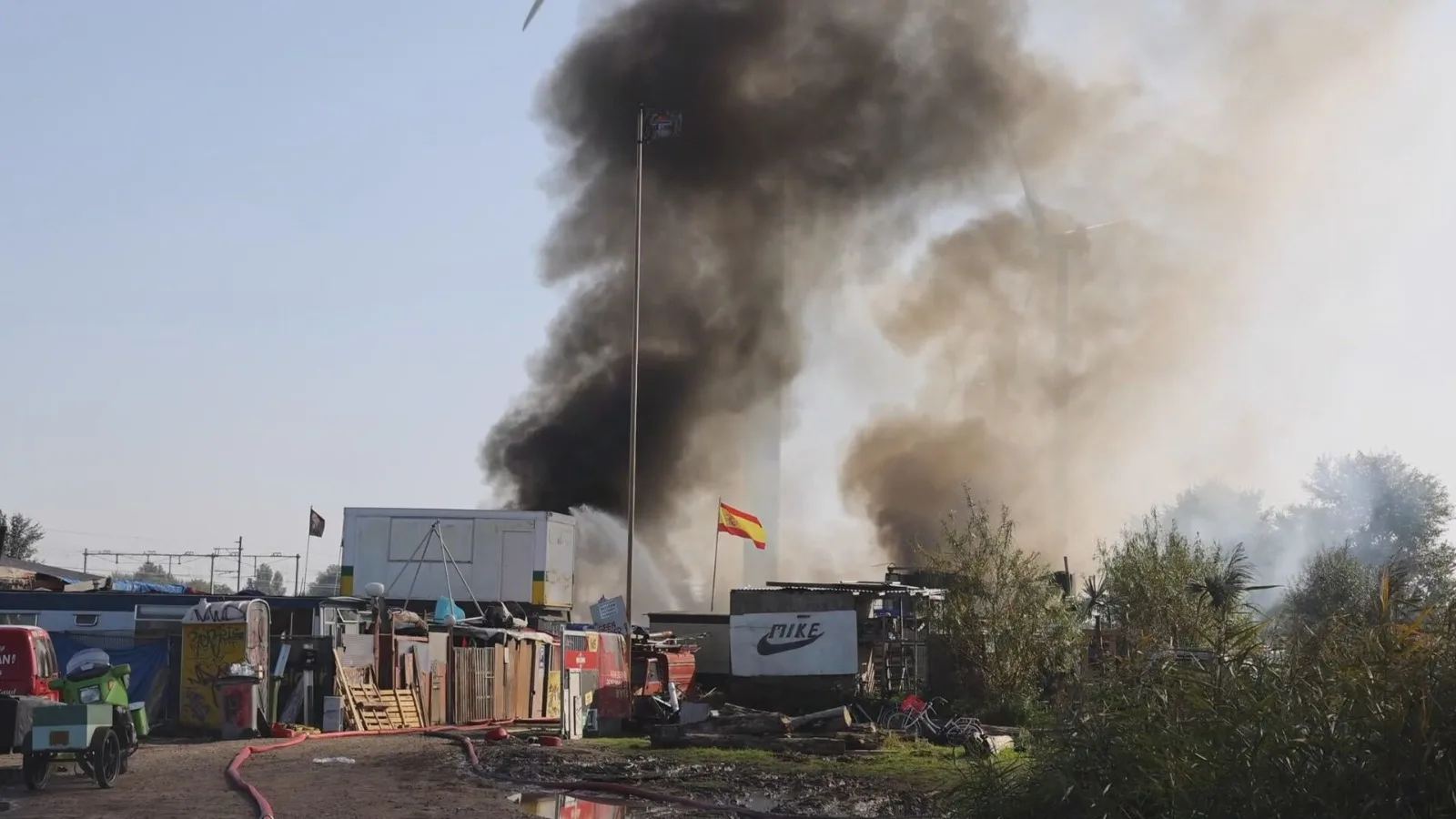 Veel rook in Amsterdam door brandende caravans van stadsnomaden