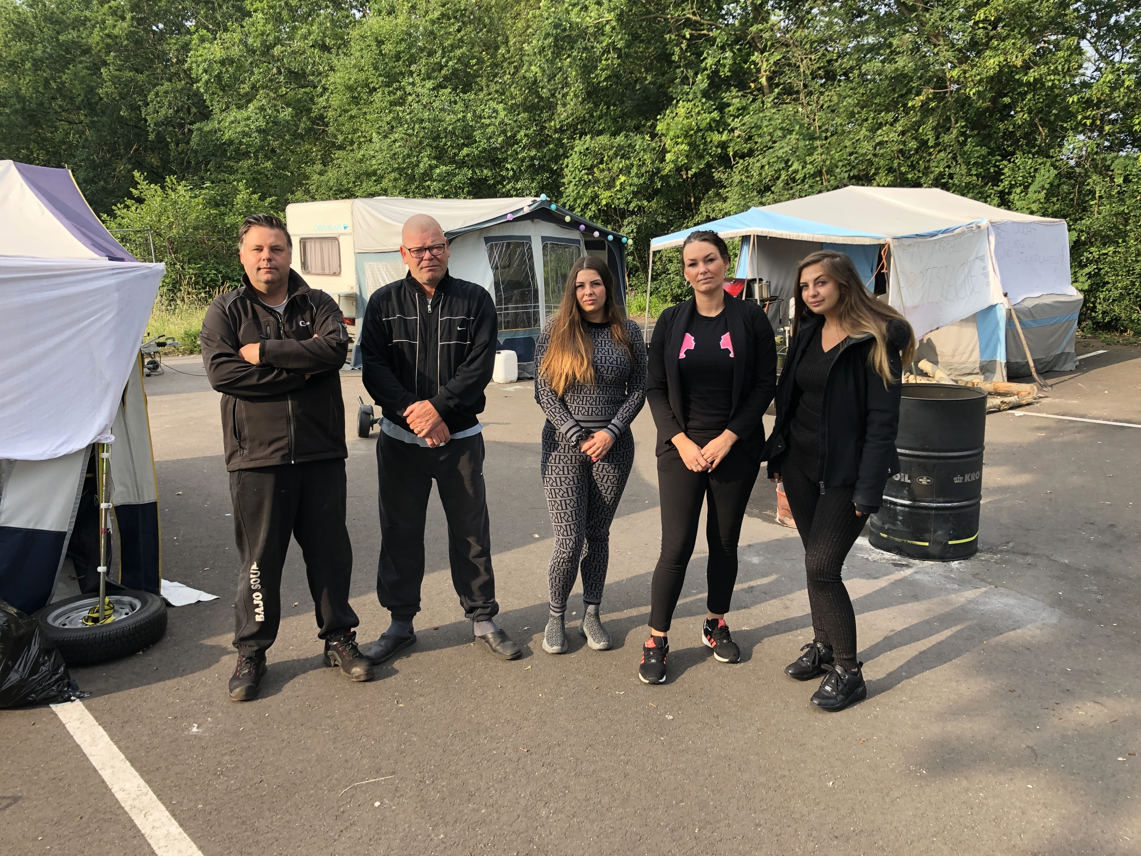 Dakloze woonwagenbewoners leven uit protest op parkeerplaats: "Schandalig dat het zo moet"