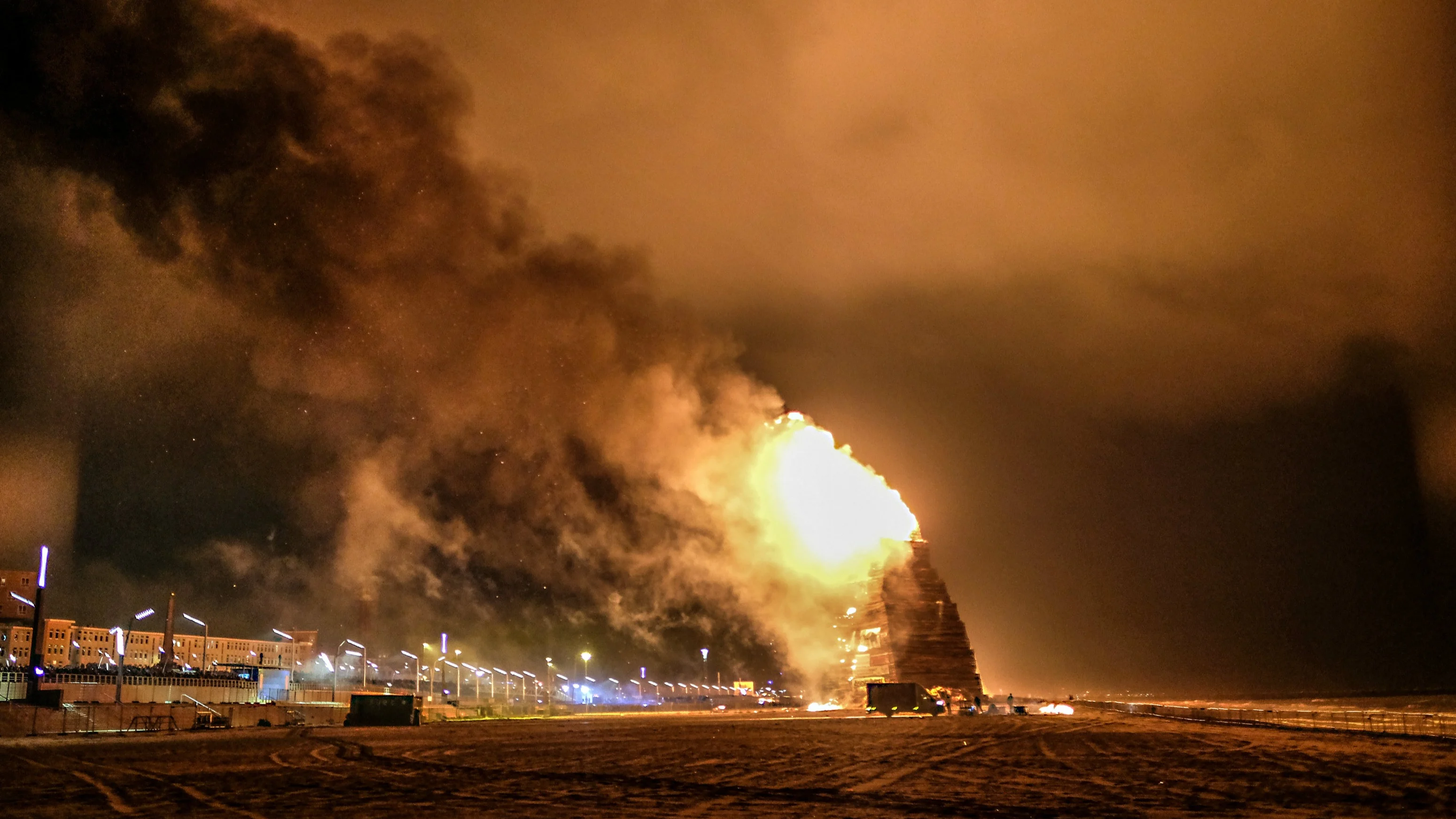 Vreugdevuur Scheveningen waarschijnlijk maandag al aan: 'Gaat te hard waaien'
