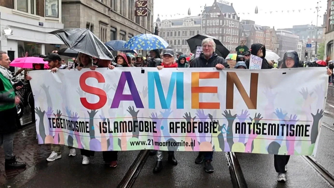 Duizenden lopen mee in protestmars tegen het kabinet door Amsterdam
