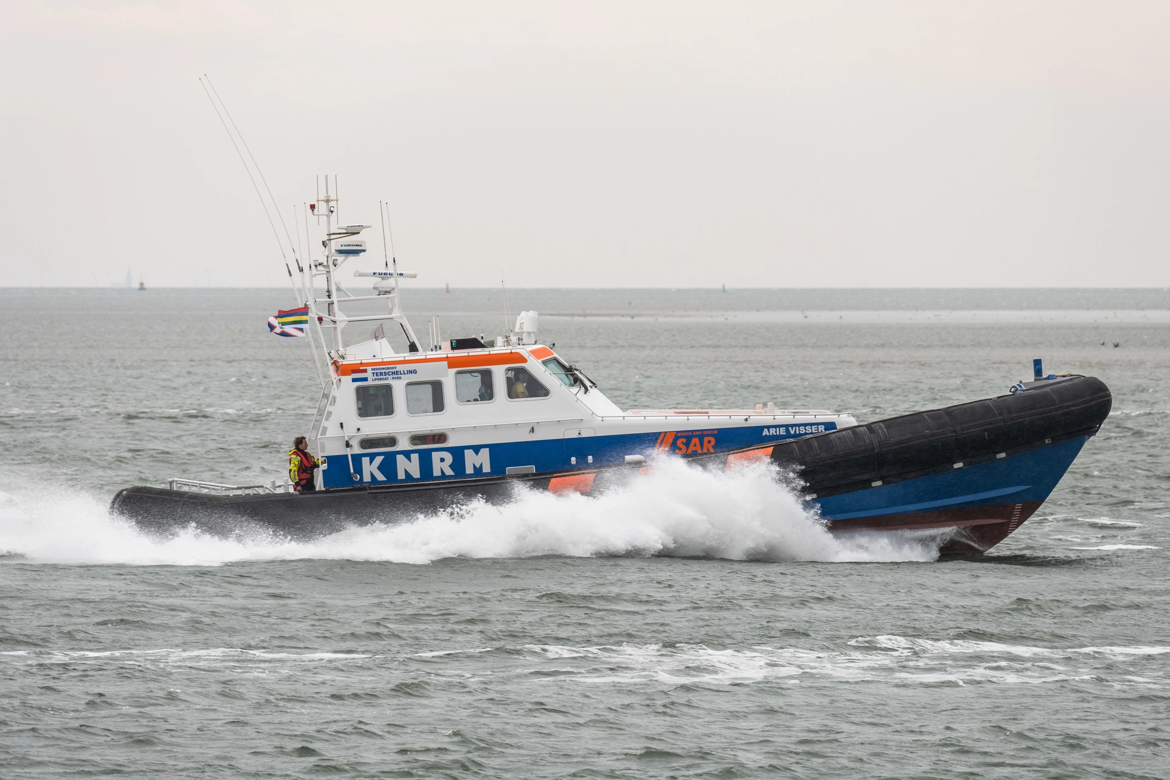 Drie kanoërs door KNRM gered op IJmeer