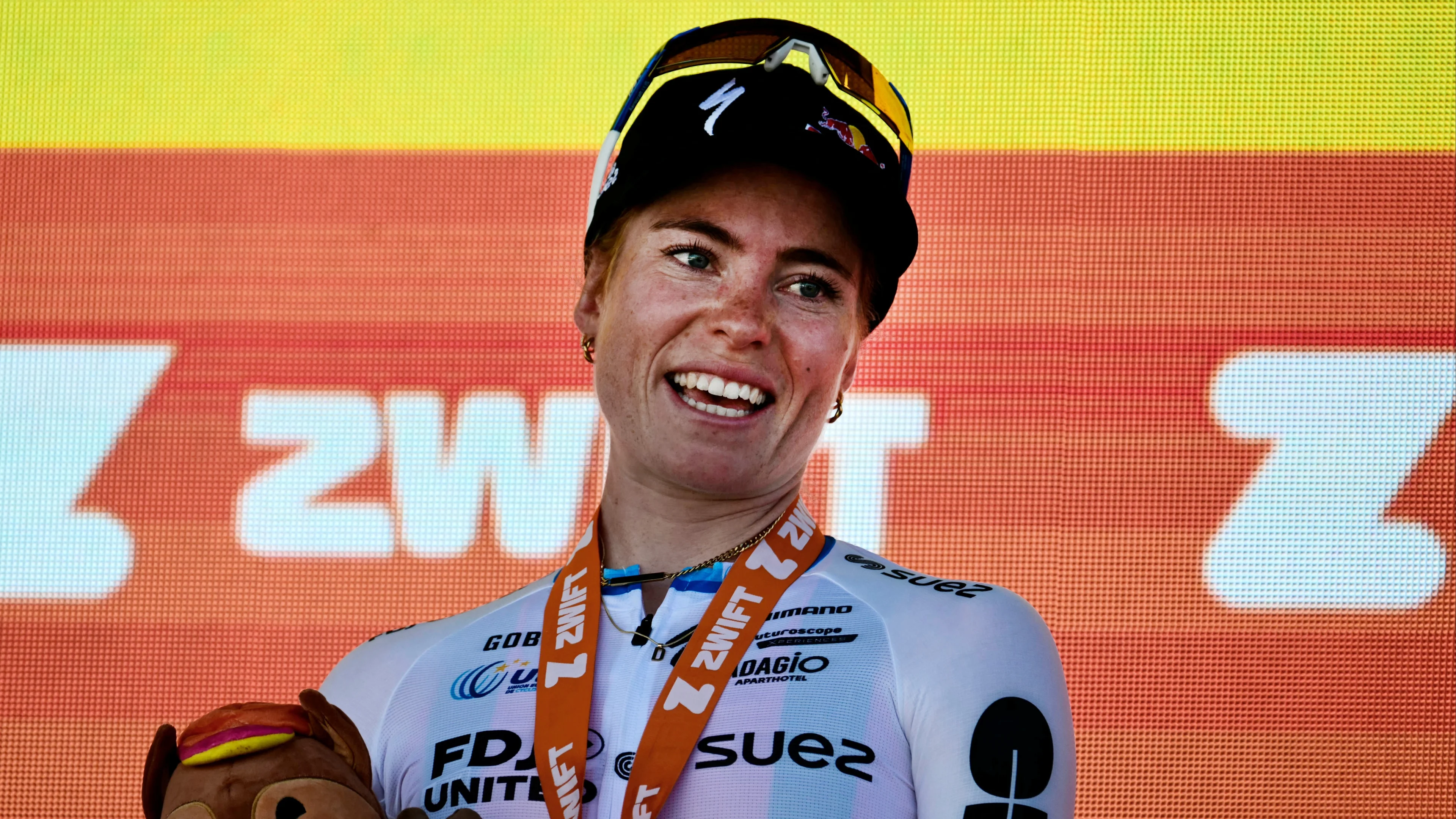 Vollering wint rit in Tour de France Femmes en pakt gele trui