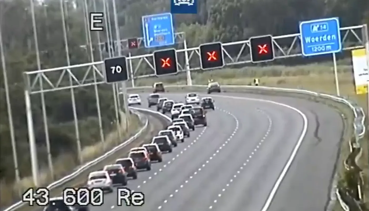 Bestuurders negeren rode kruizen A12, eindigen massaal met lekke banden
