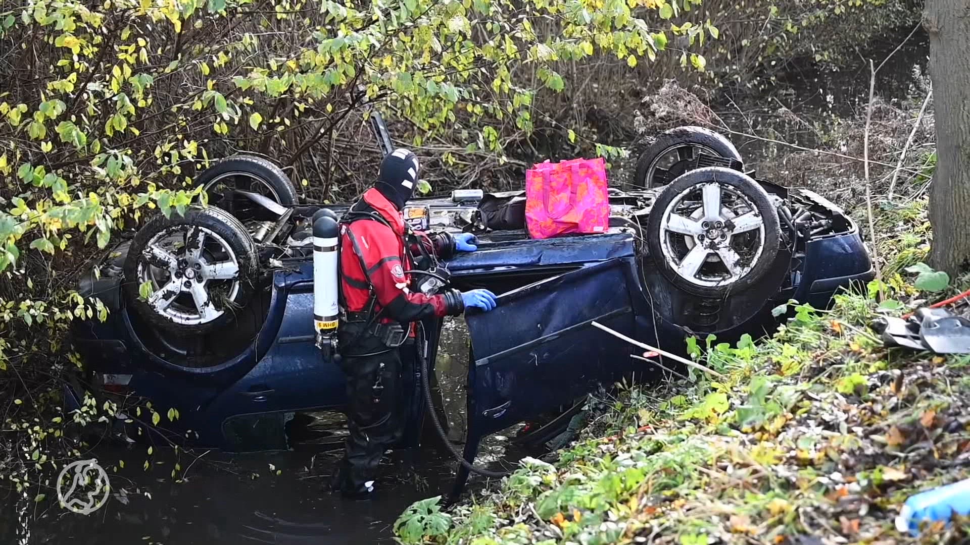 Auto op de kop in sloot bij Boskoop, omstanders redden bestuurder