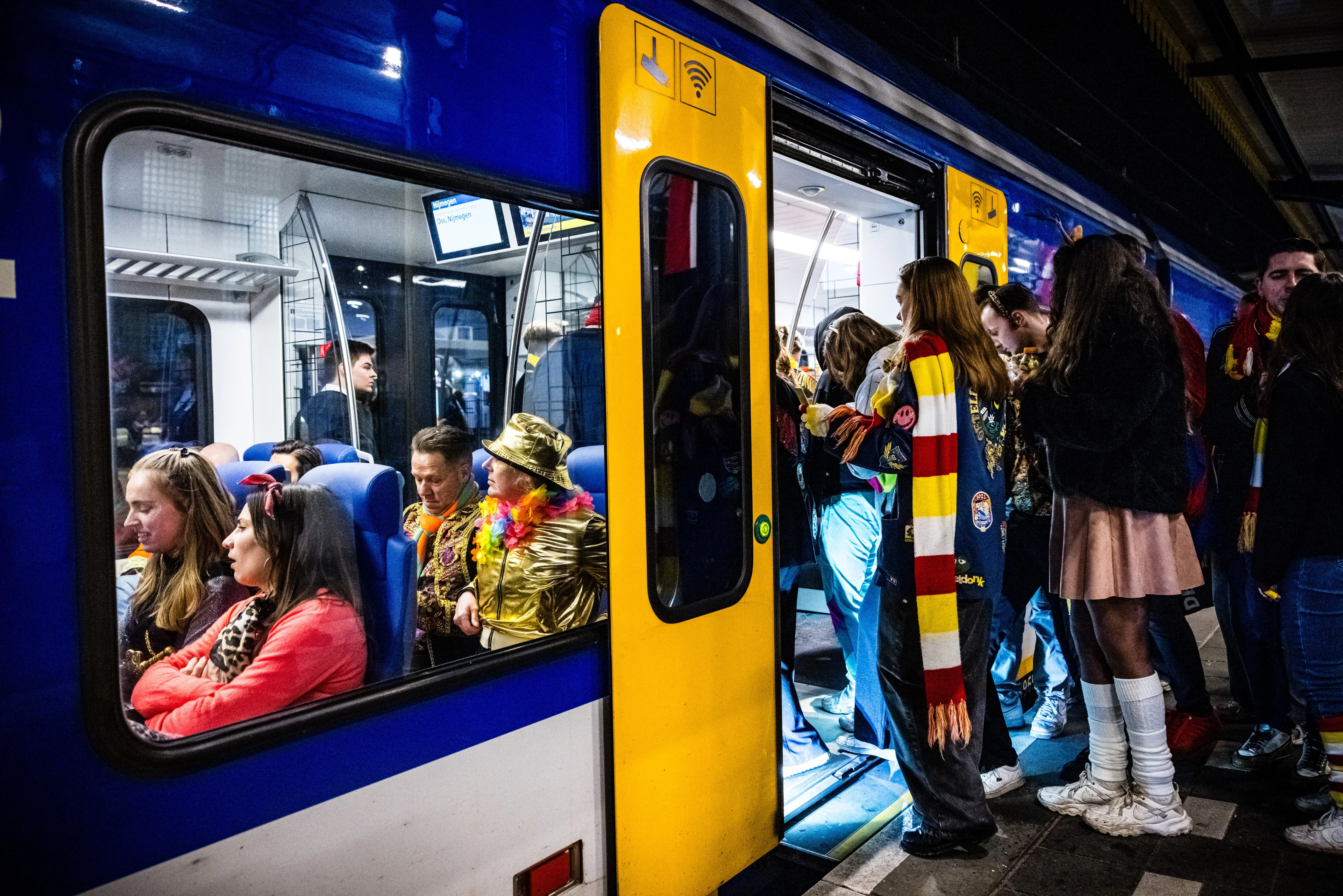 NS overrompeld door hoeveelheid troep in treinen door carnaval: 'Hou het netjes'
