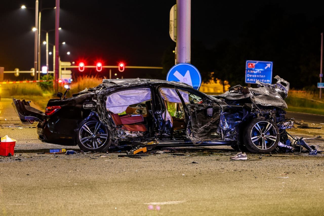 Auto doorboort touringcar in Hengelo, meerdere gewonden