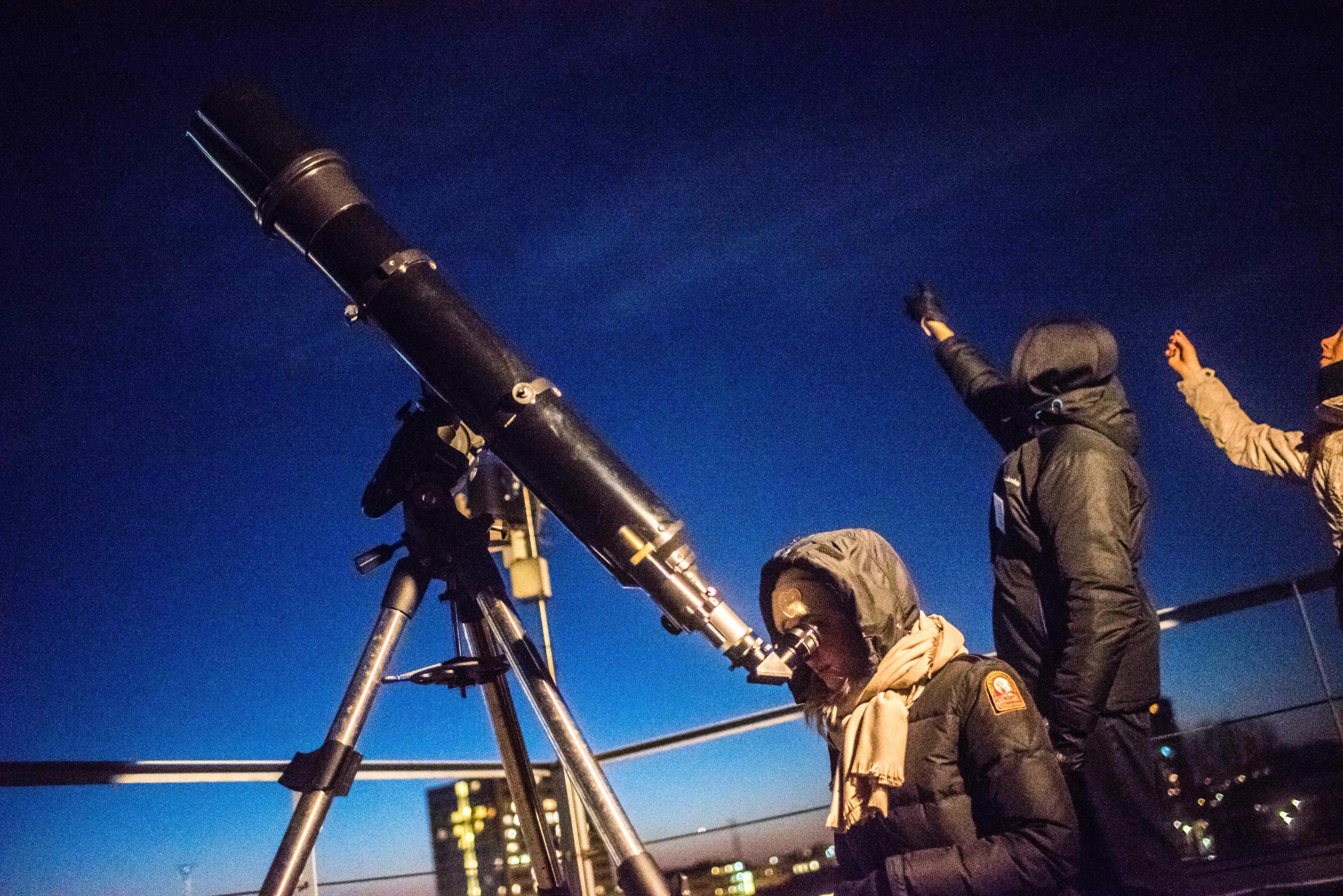 Dit willen sterrenkijkers niet missen: vijf planeten op rij met blote oog te zien