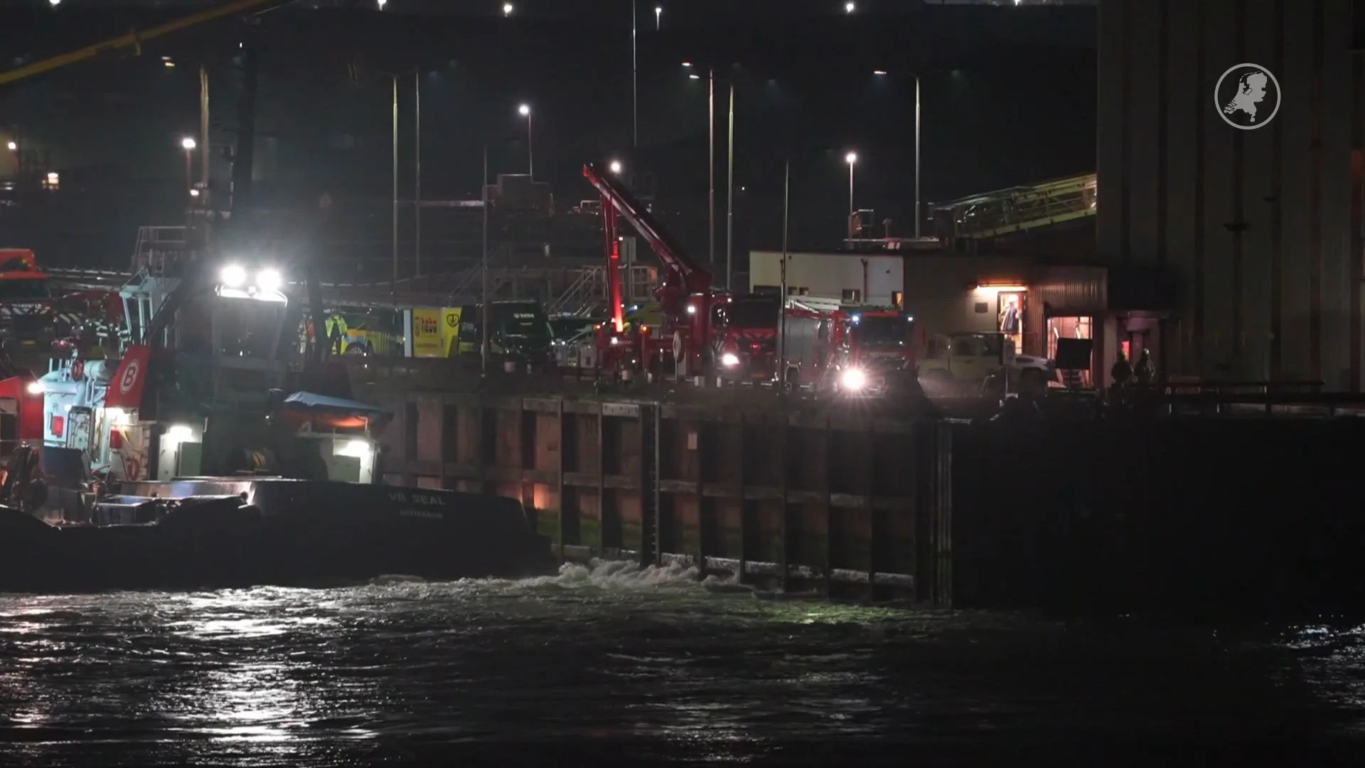 Sleepboot botst op zeeschip in Rotterdam: vijf mensen onwel