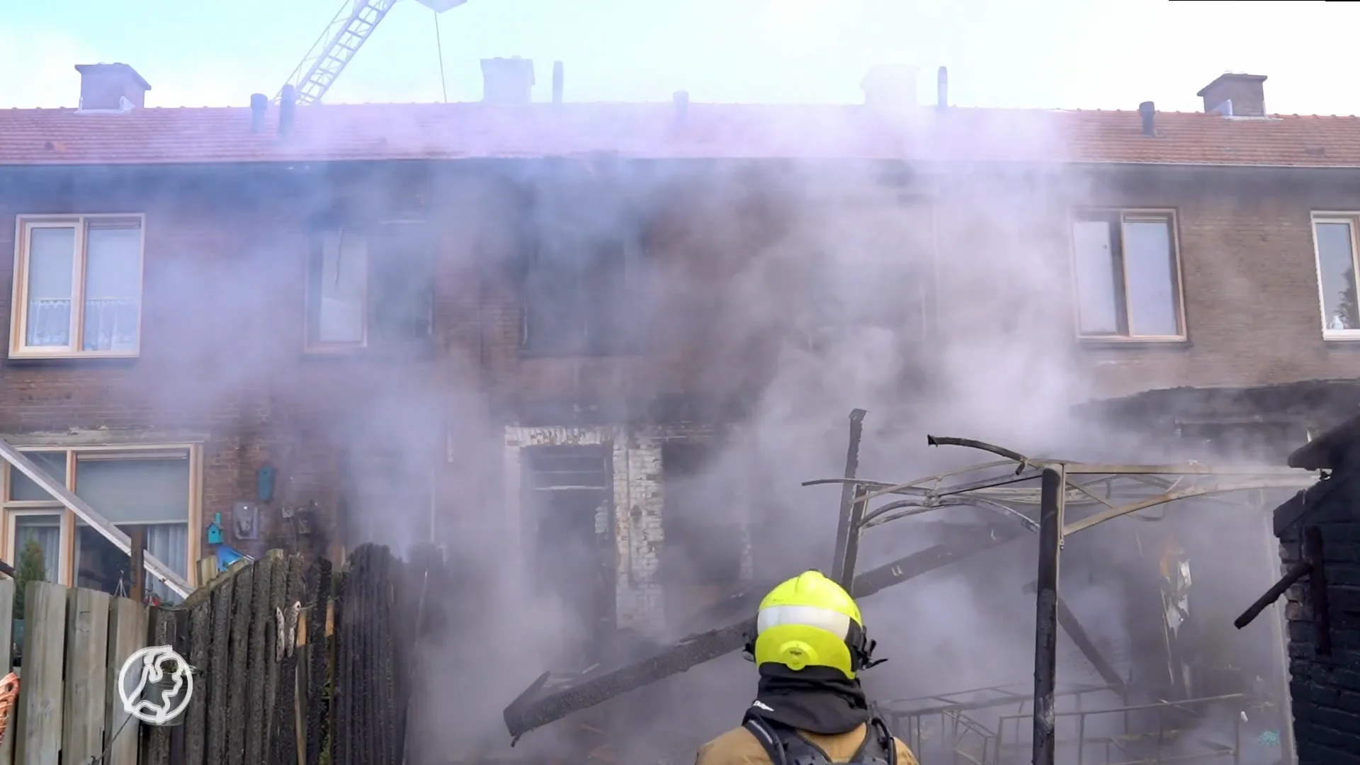 Vrouw gewond bij verwoestende woningbrand, kat dood en meerdere huisdieren zoek