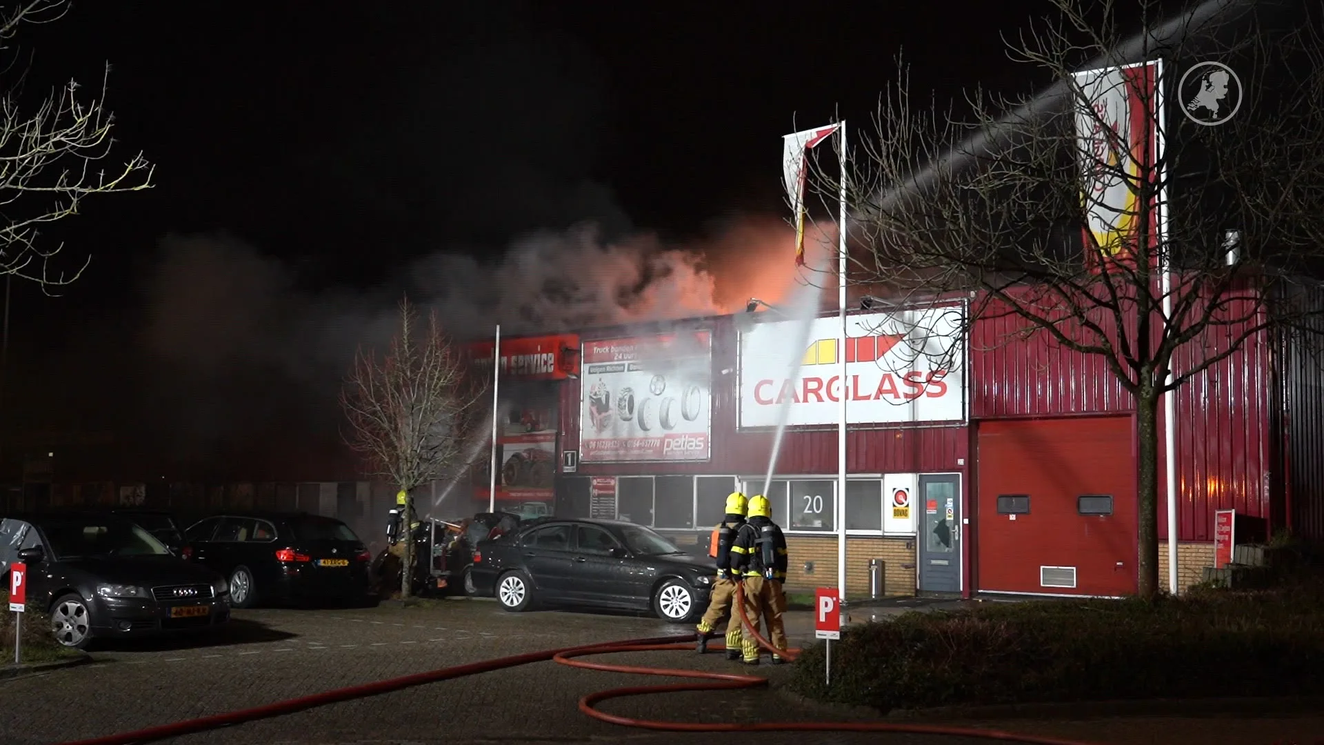 De brandweer is met veel wagens in Bergen op Zoom om te voorkomen dat een grote brand overslaat