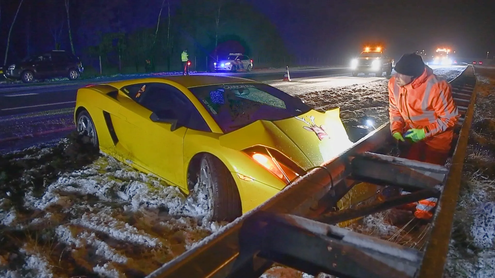 Dure Lamborghini raakt in slip en eindigt in vangrail bij Eersel 