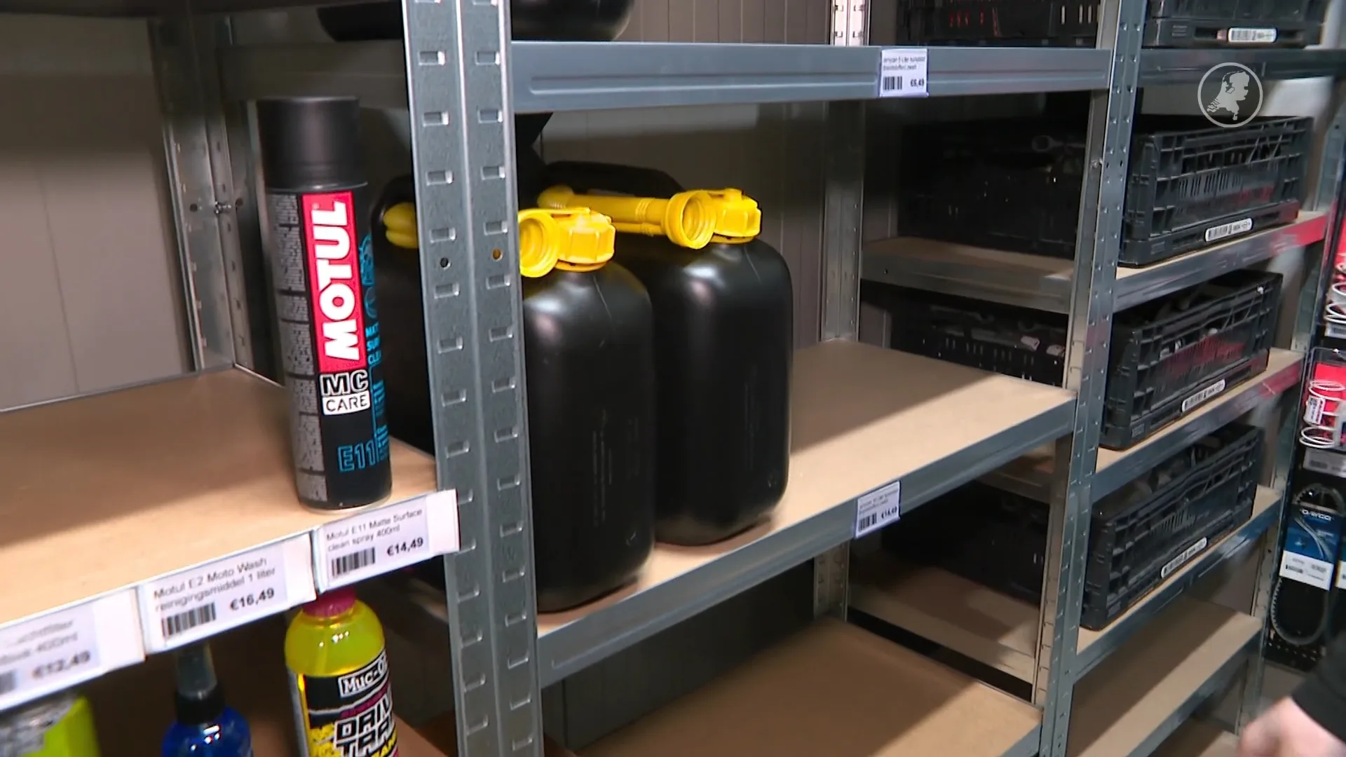 Lege schappen door benzineprijzen: jerrycans schaars