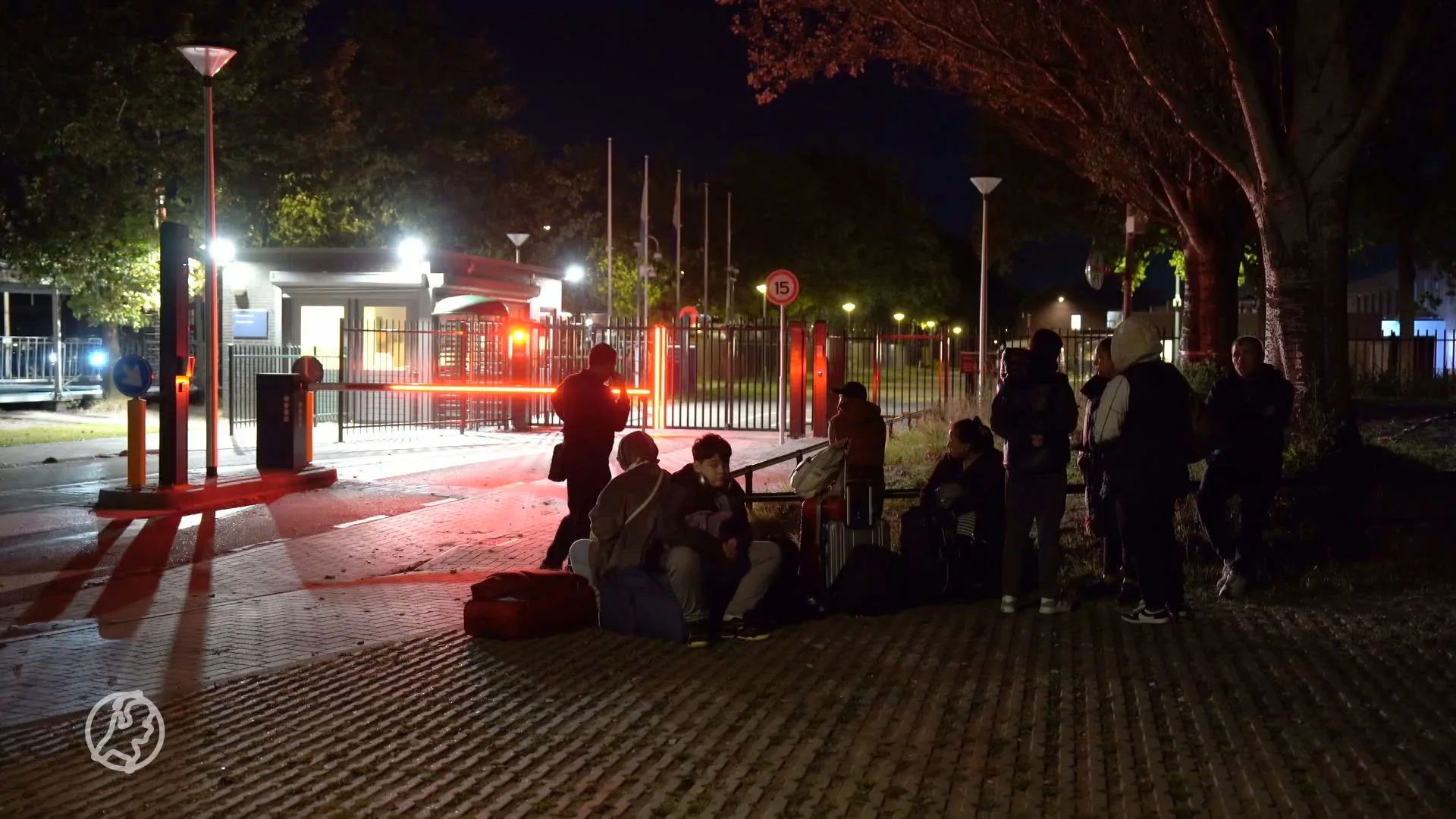 Opvang in Ter Apel zit te vol: mensen moeten buiten slapen