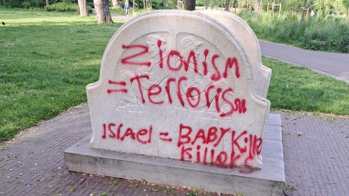 Amsterdams park en kunstwerken beklad met anti-Israëlische leuzen