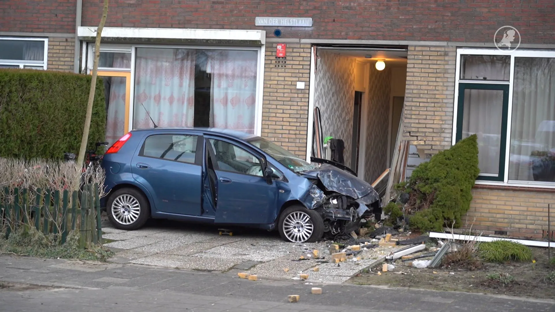 Auto ramt woning Heerhugowaard, bestuurder verdacht van zware mishandeling