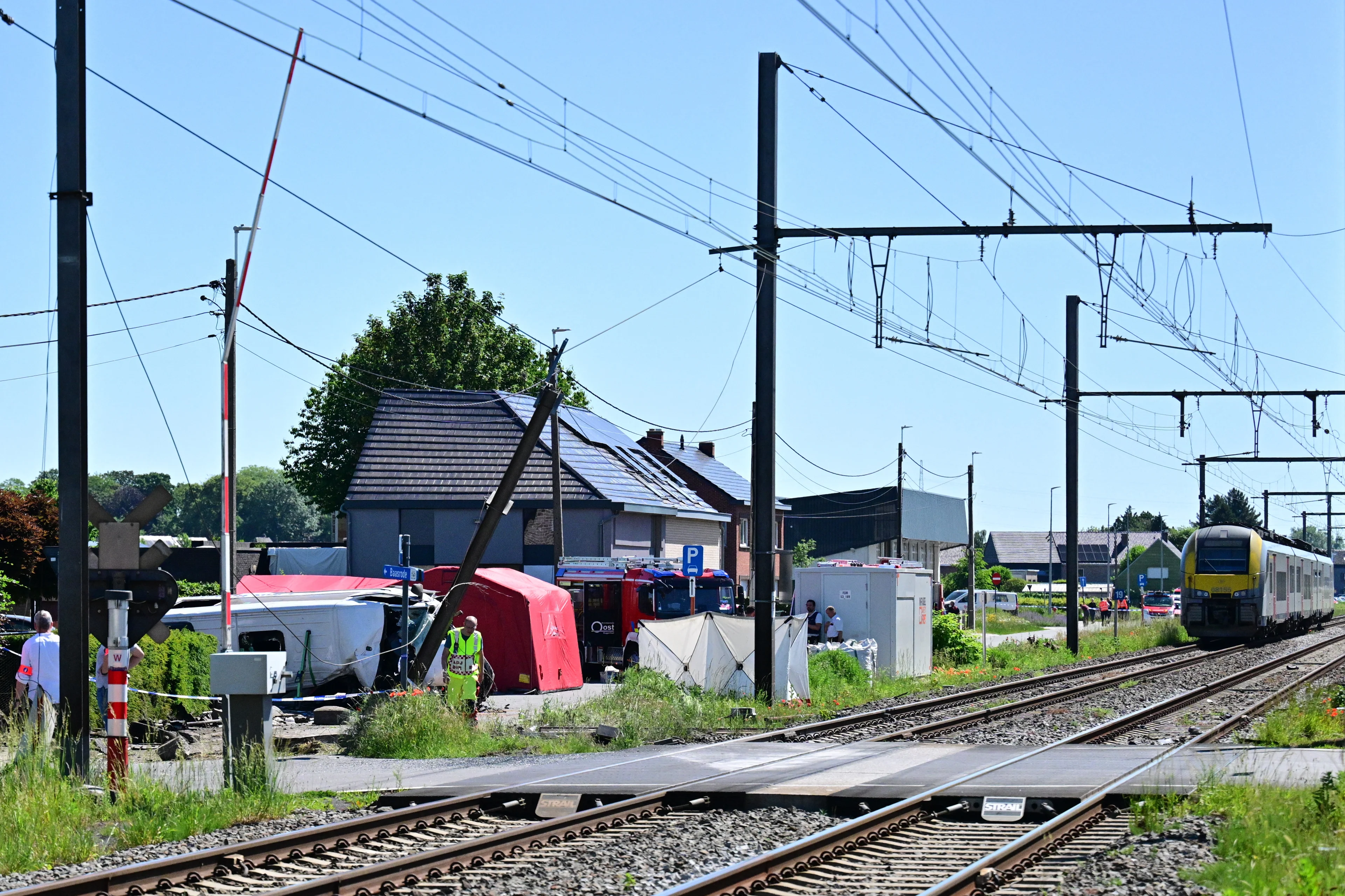 Vier doden bij botsing tussen schoolbus en trein in Vlaamse Buggenhout