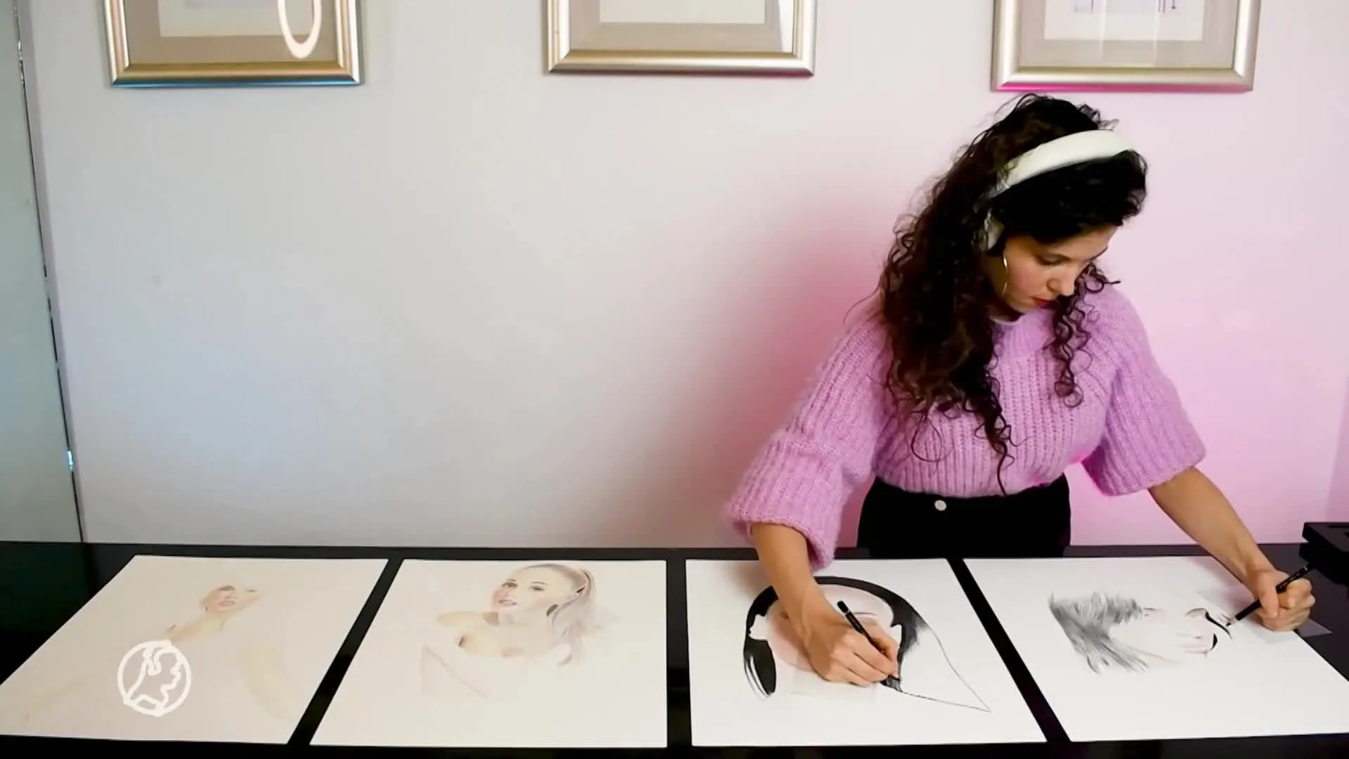 Dankzij haar bijzondere brein maakt Rajacenna met twee handen tegelijk meerdere tekeningen