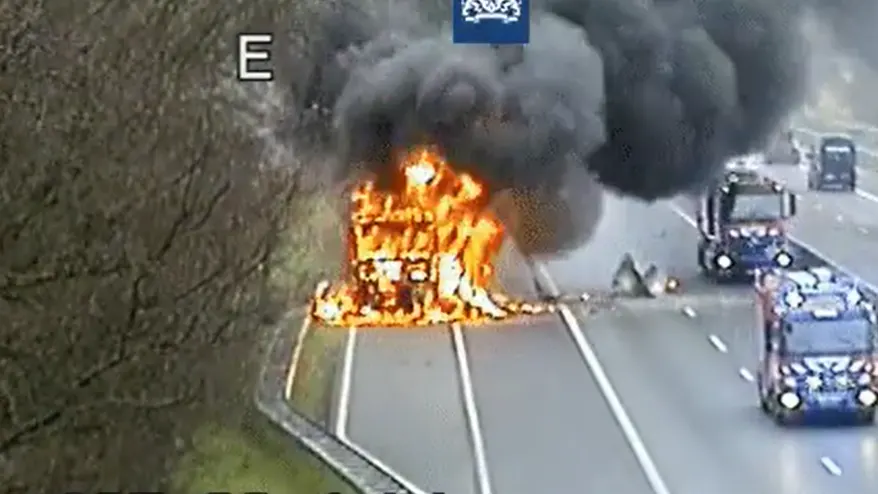 A67 richting Eindhoven nog tot morgenochtend dicht na brand vrachtwagen met kaas