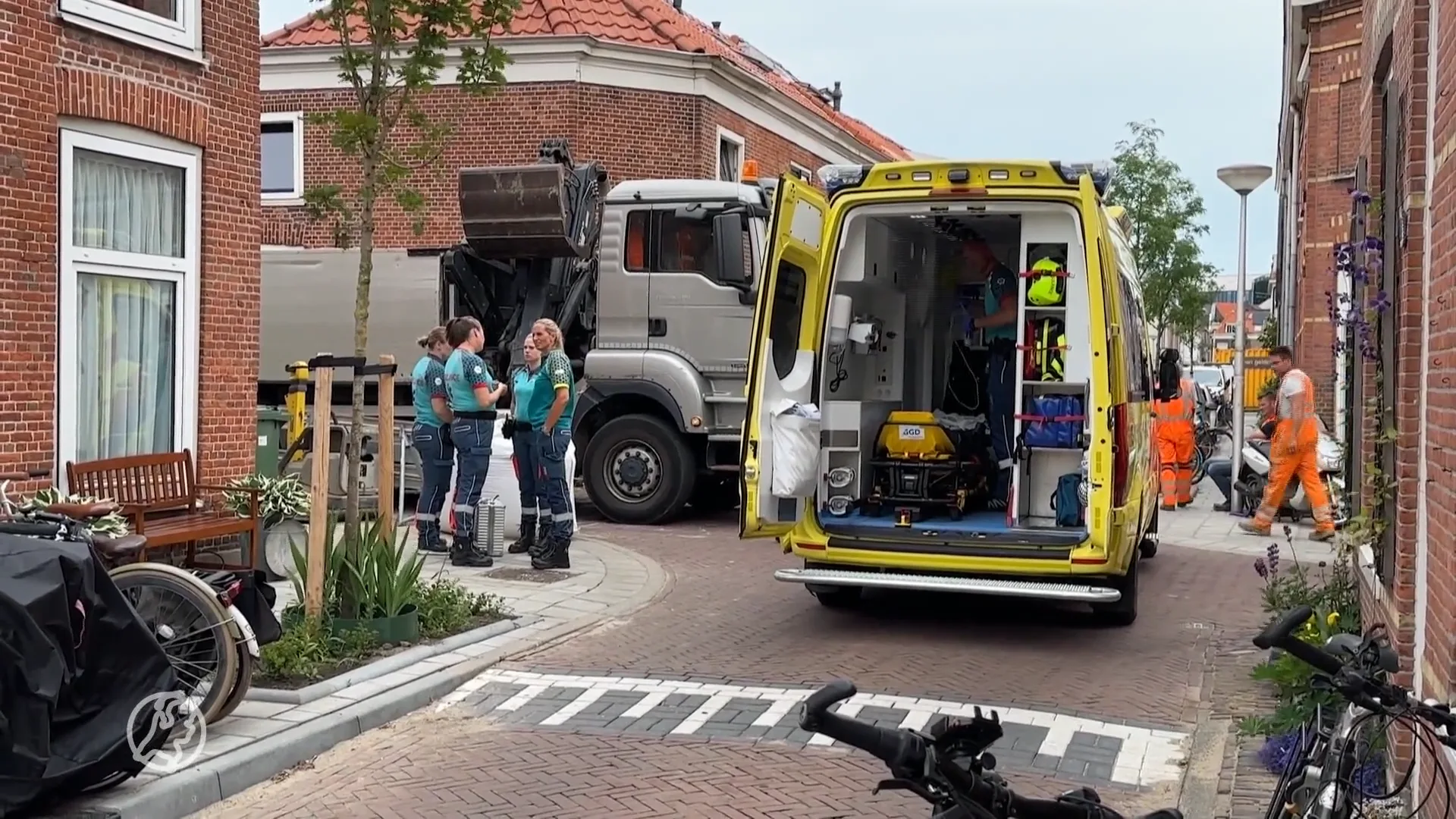 Man komt klem te zitten tussen bouwkraan en vrachtwagen en overlijdt