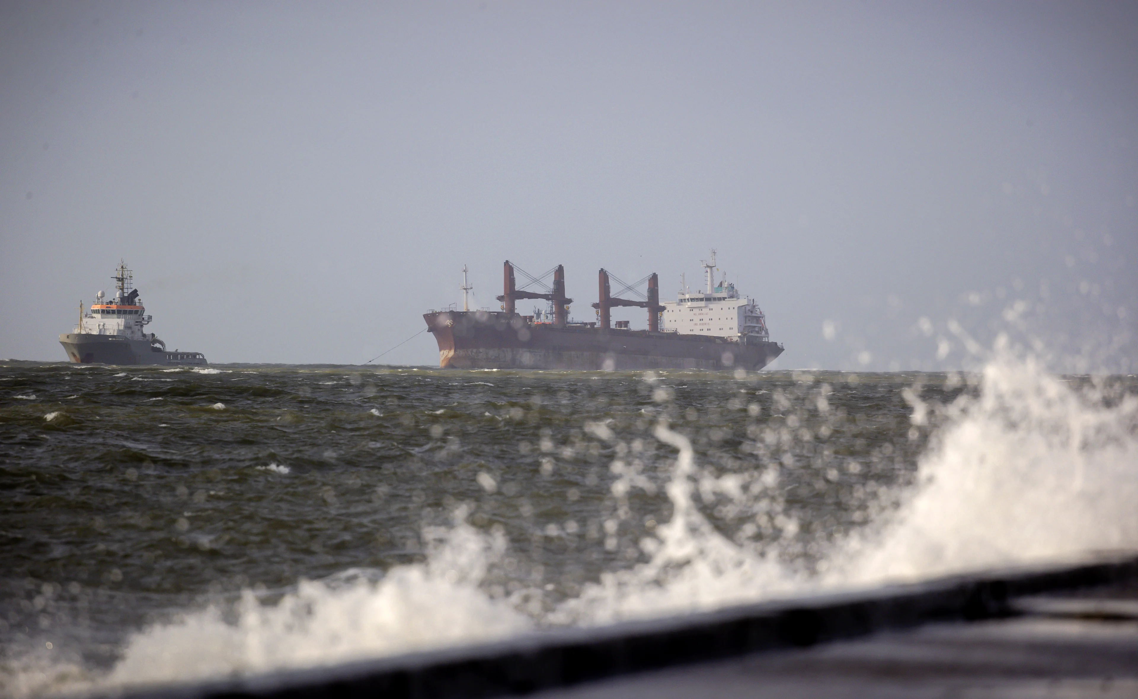 Transformatieplatform beschadigd door aanvaring vrachtschip Julietta D