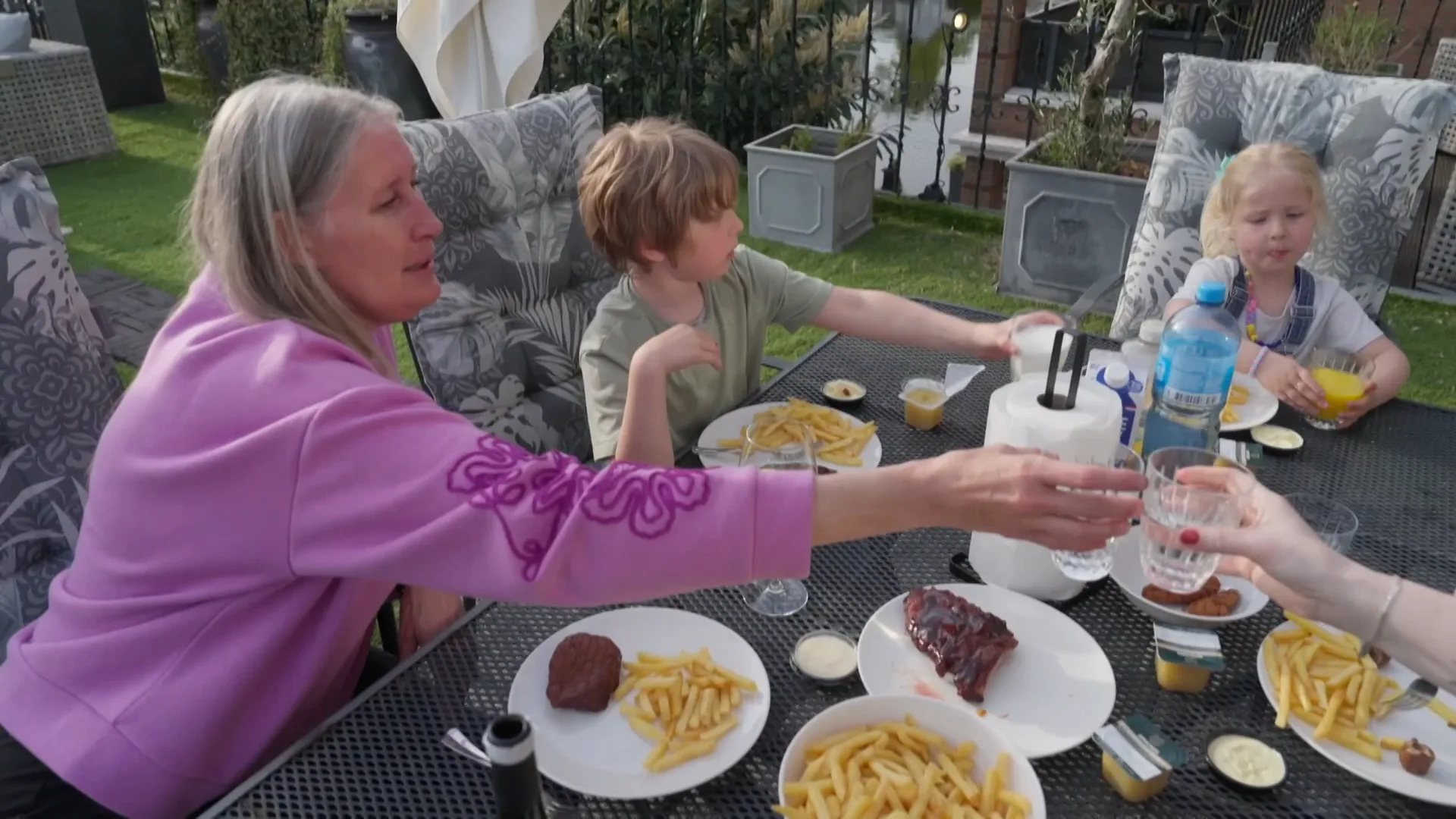 Roosmarie geniet met gezin van thuisbezorgde spareribs en patat