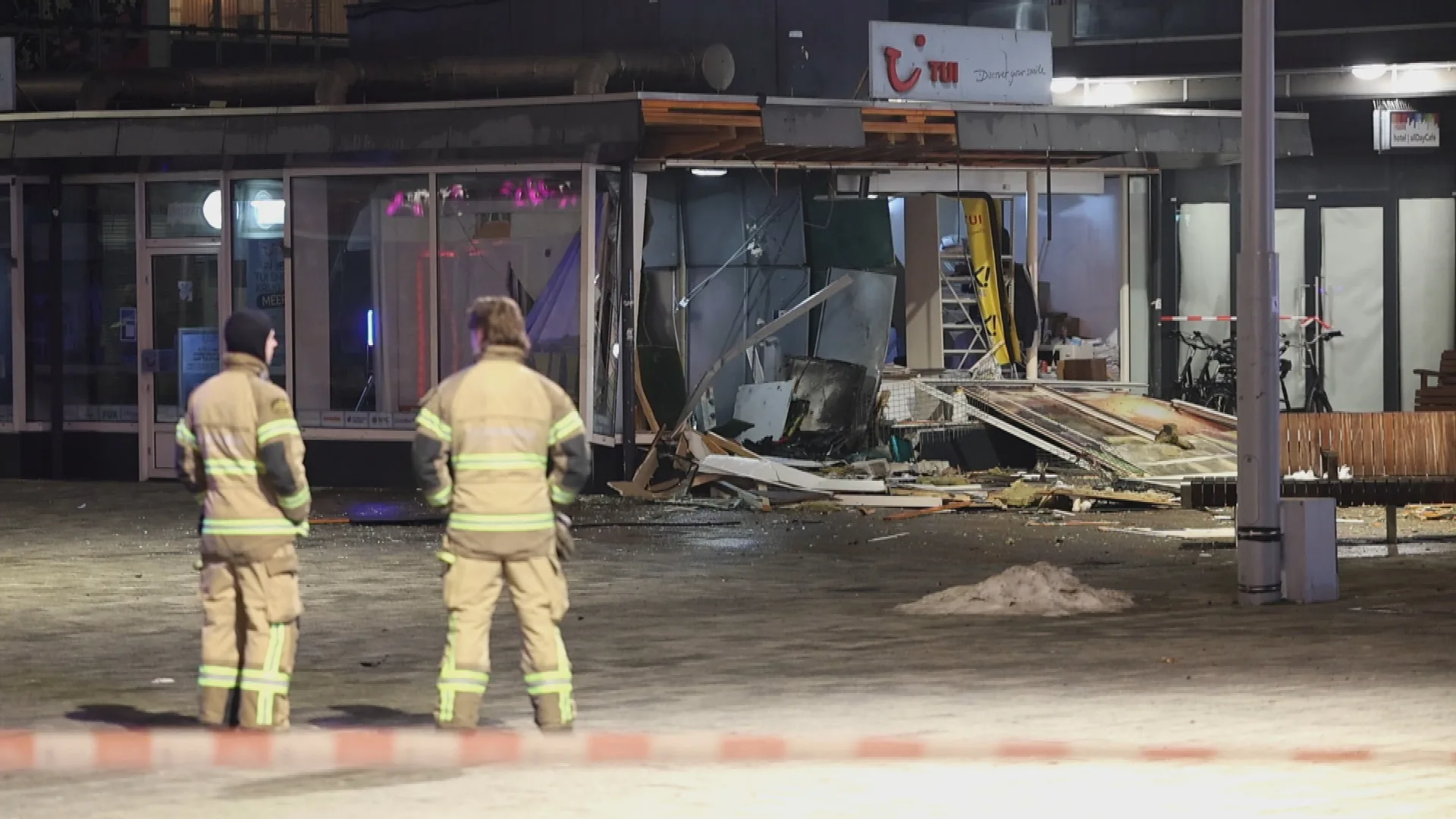 Forse schade na plofkraak bij reisbureau in Amsterdam, politie zoekt drie verdachten