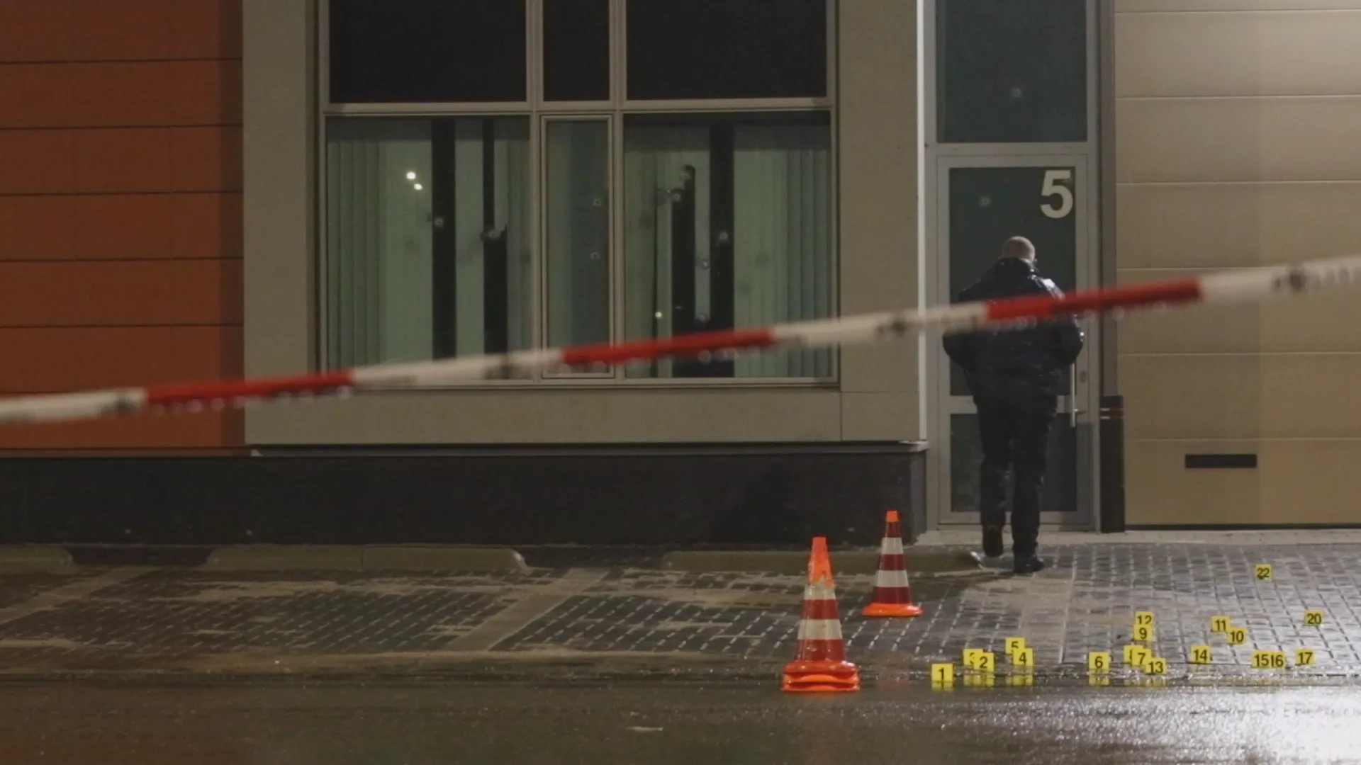 Bedrijfspand in Rotterdam tientallen keren beschoten