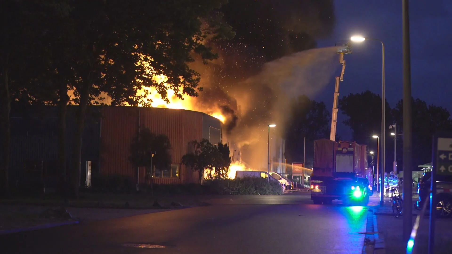 Woonwagencomplex in Deventer ontruimd wegens grote brand in loods