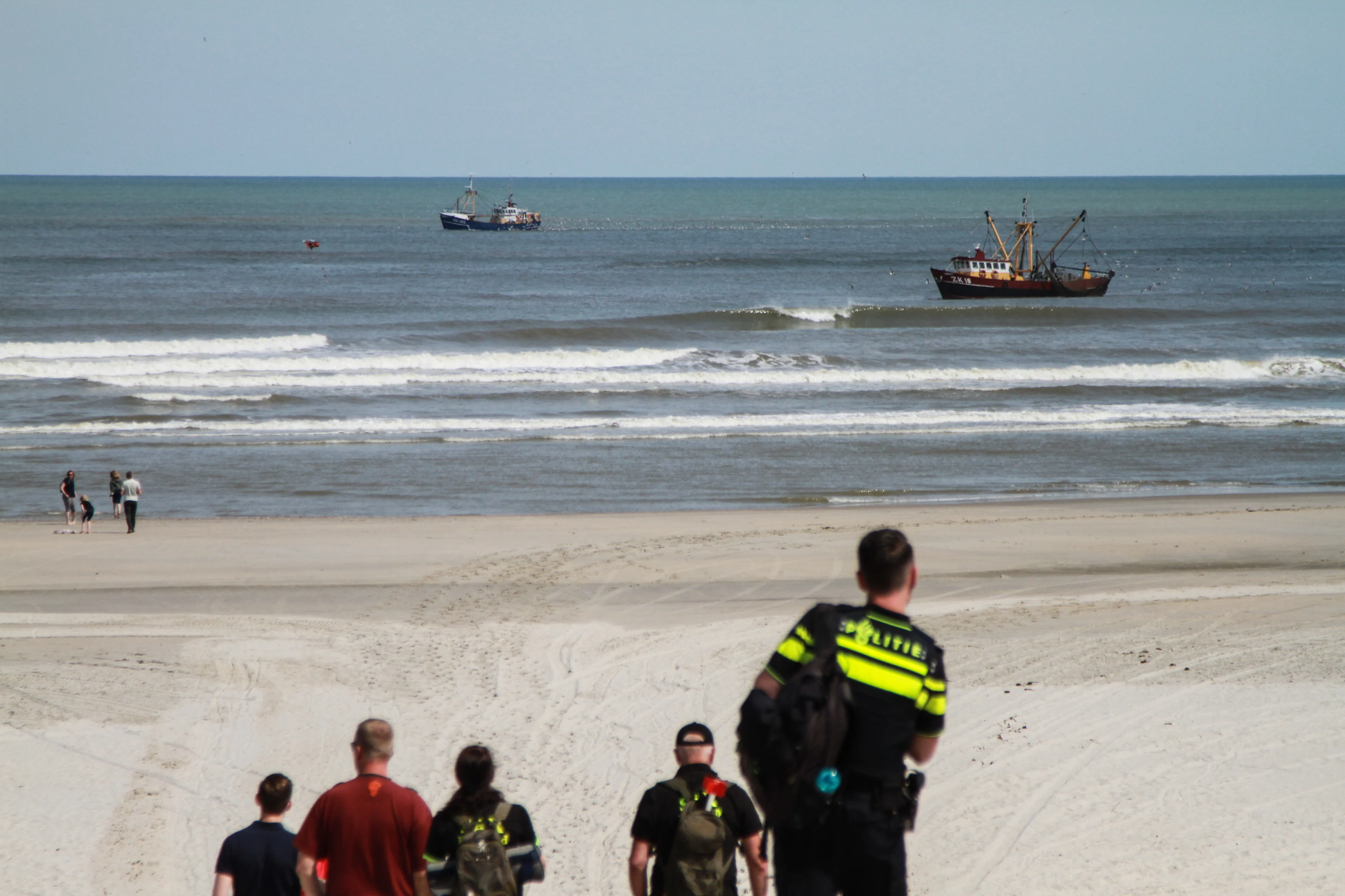 Viskotters staken zoektocht naar vermiste 14-jarige rond Ameland: 'Defensie gaat morgen verder zoeken'