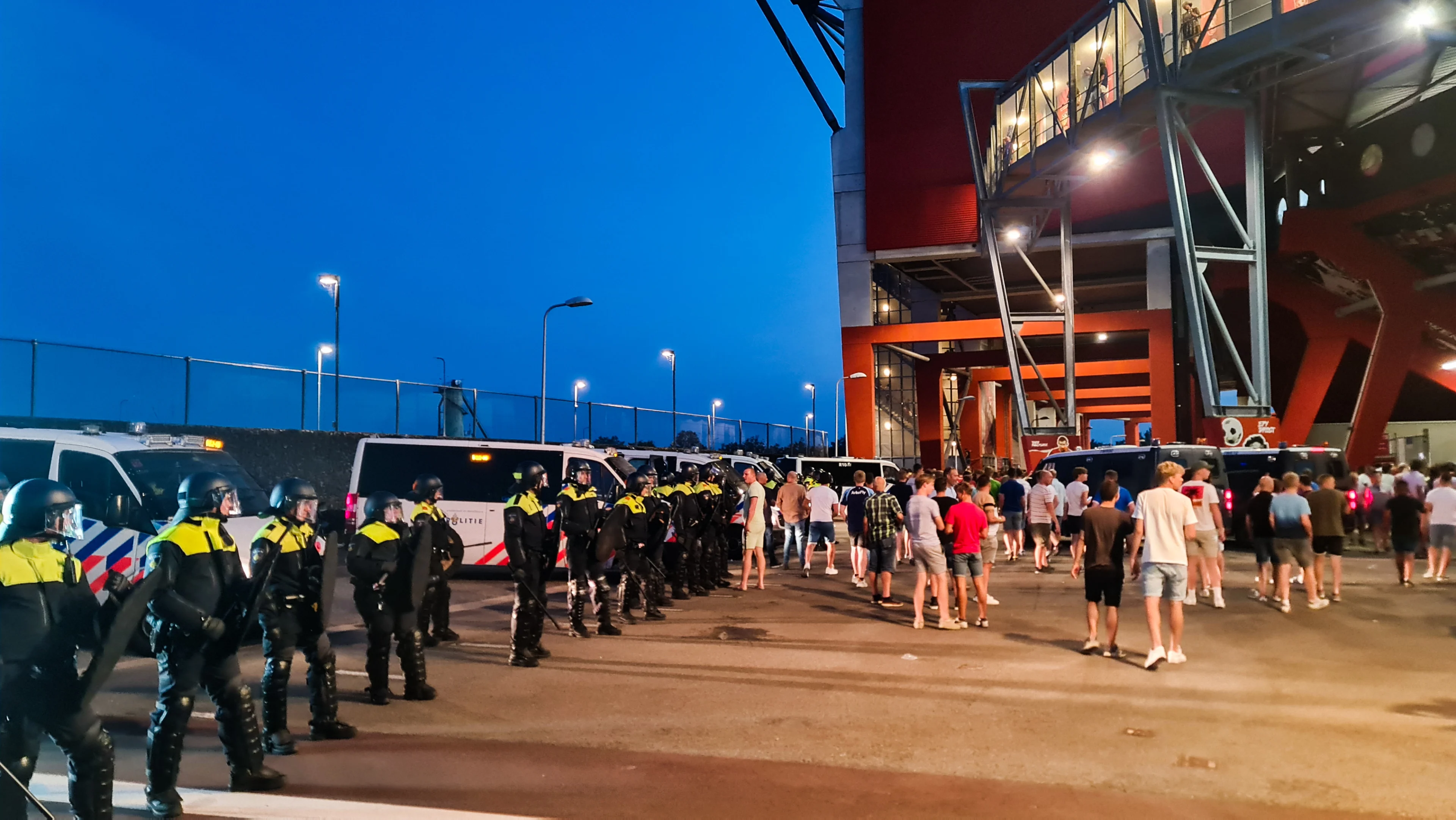 Elf aanhoudingen en drie agenten gewond rond wedstrijd FC Twente