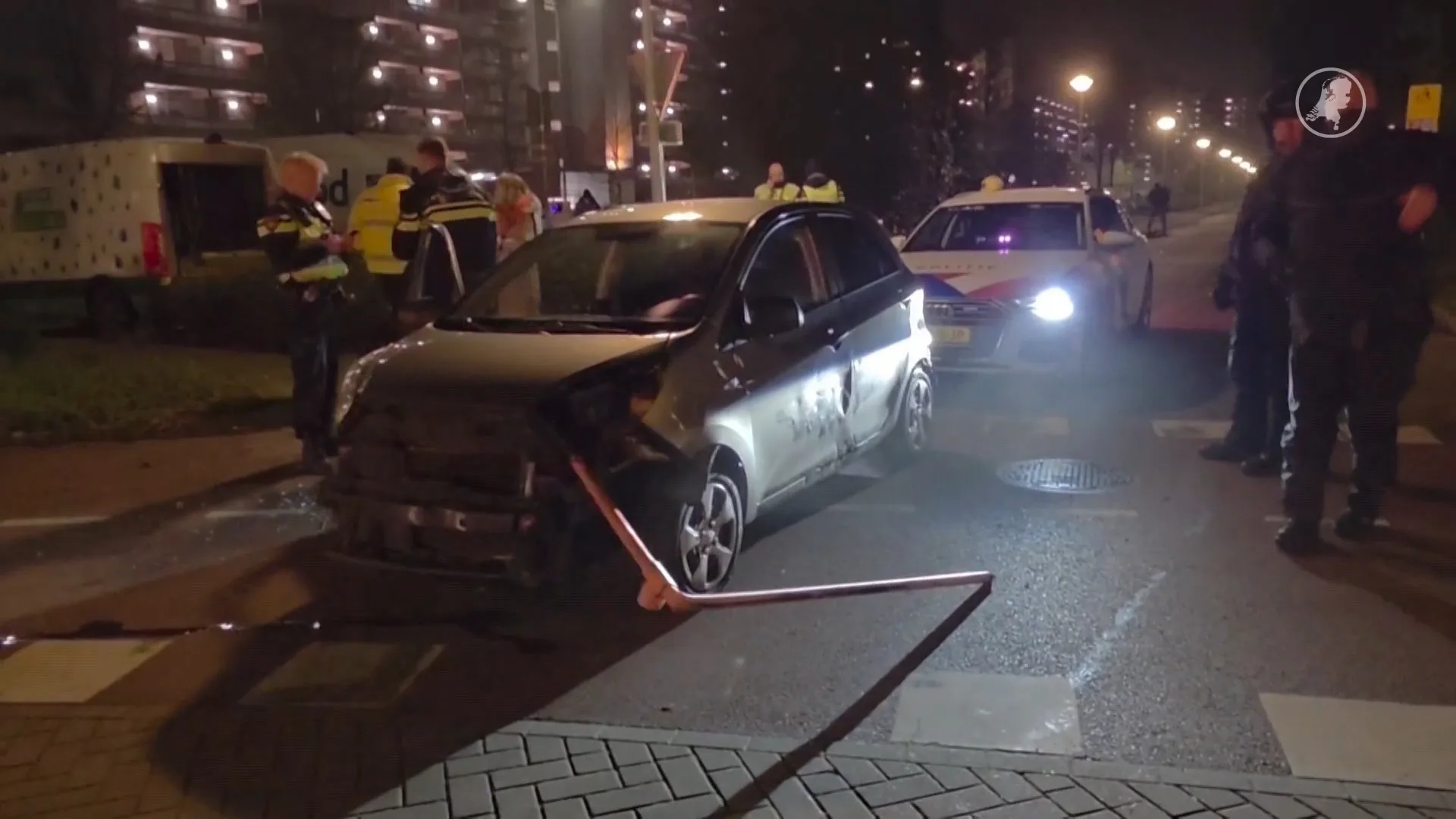 Automobilist rijdt spook en ramt hek uit de grond tijdens politieachtervolging in Ede