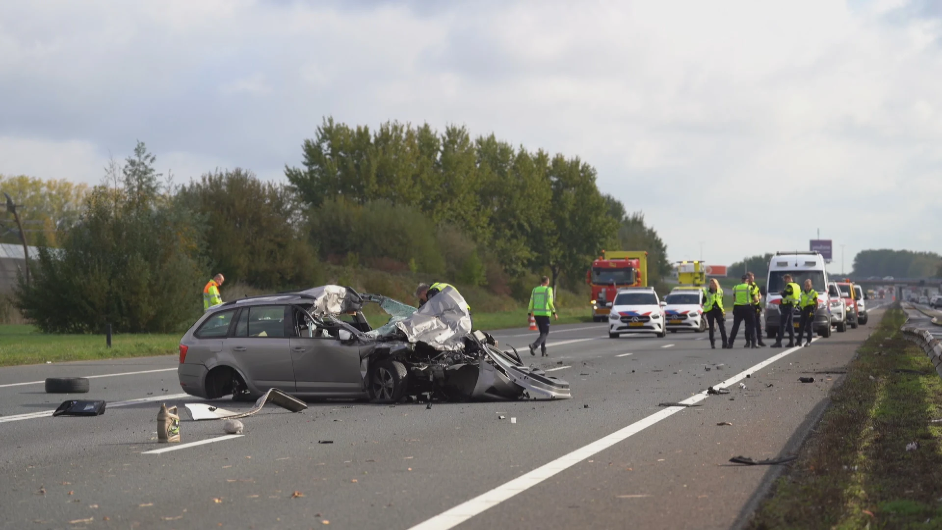 Dode bij botsing met vrachtwagen op A15 bij Tiel