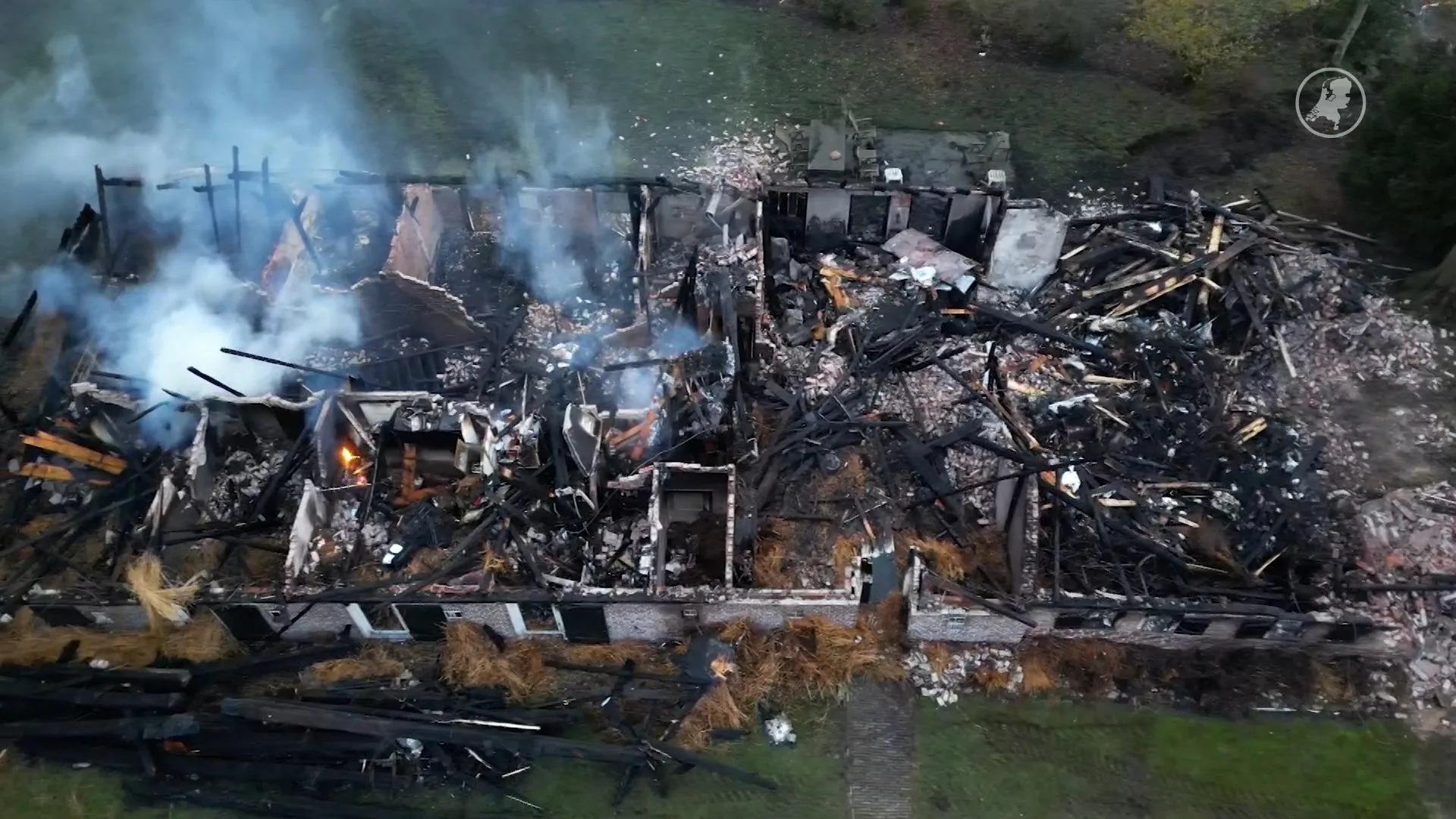 ZIEN: Dronebeelden tonen verwoesting monumentale boerderij Assen