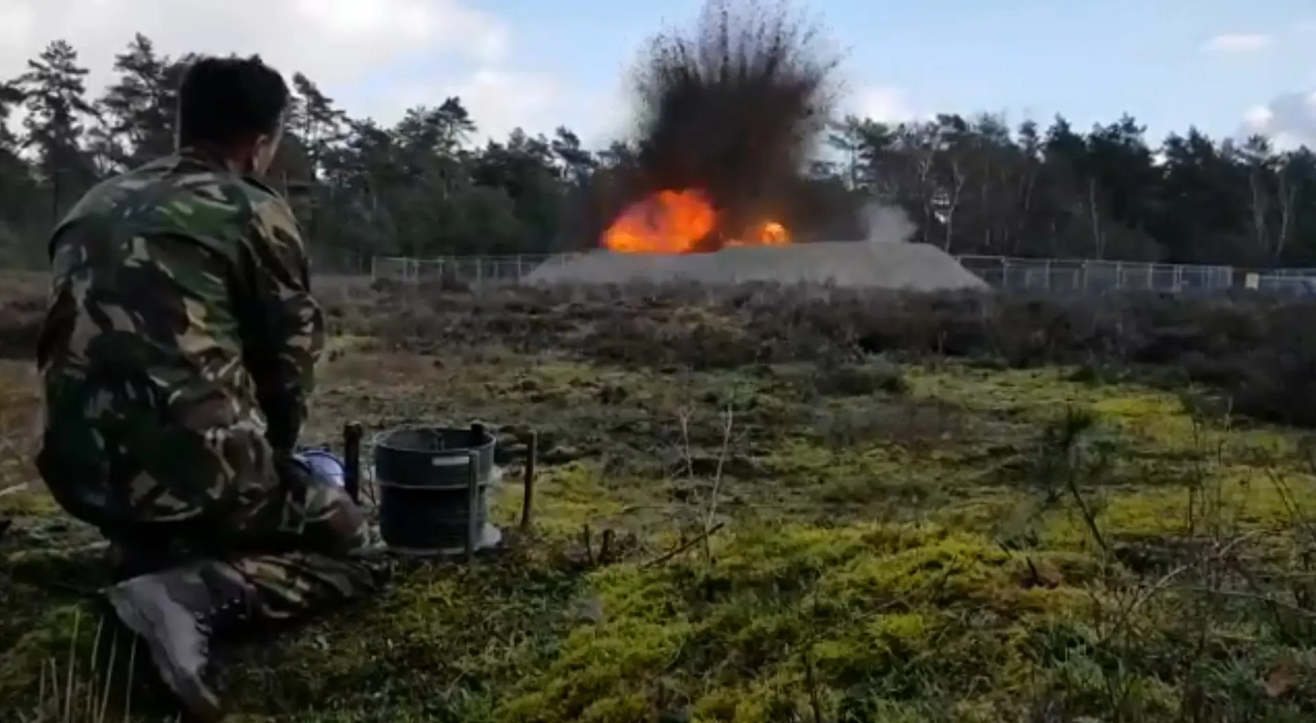 Boem! EOD knalt erop los met springstof uit 'vliegende bom'