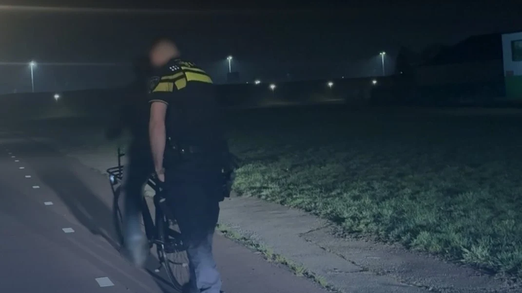 Politie ziet in de nacht slingerende fietser, maar reden blijkt opmerkelijk