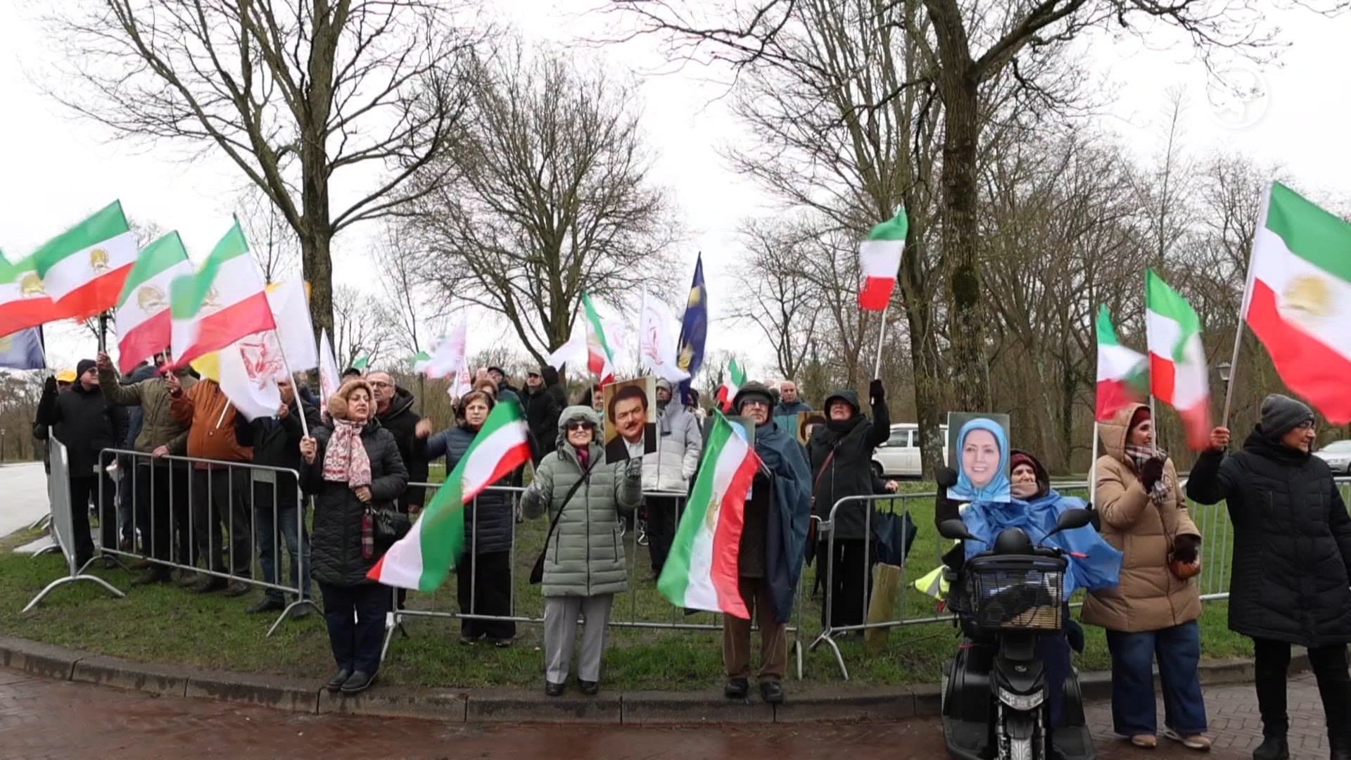 Demonstratie in Den Haag verandert in feest na berichten over mogelijke dood Khamenei