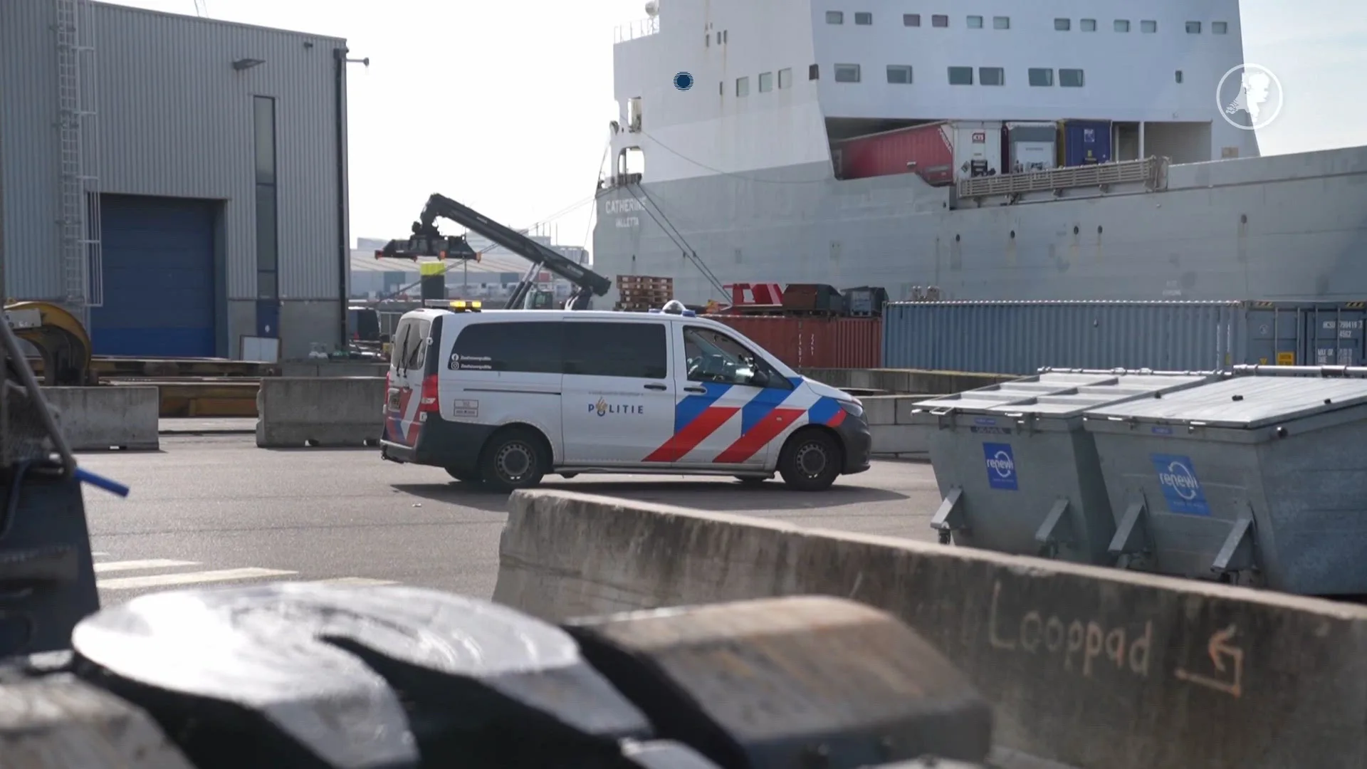 Dode na beknelling tussen twee containers in haven Rotterdam