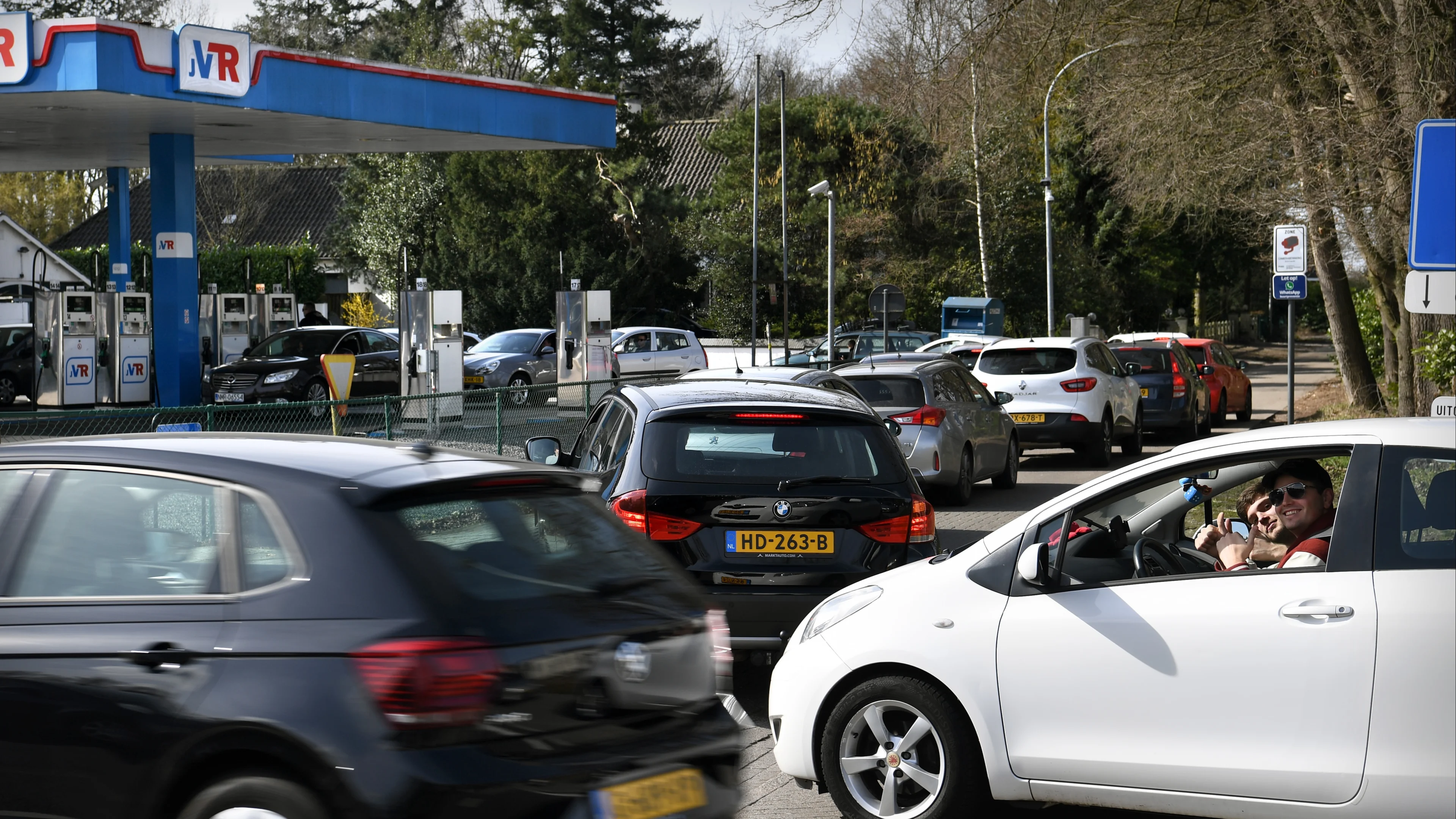 Lange files bij tankstations: veel mensen willen nu nog goedkoop tanken