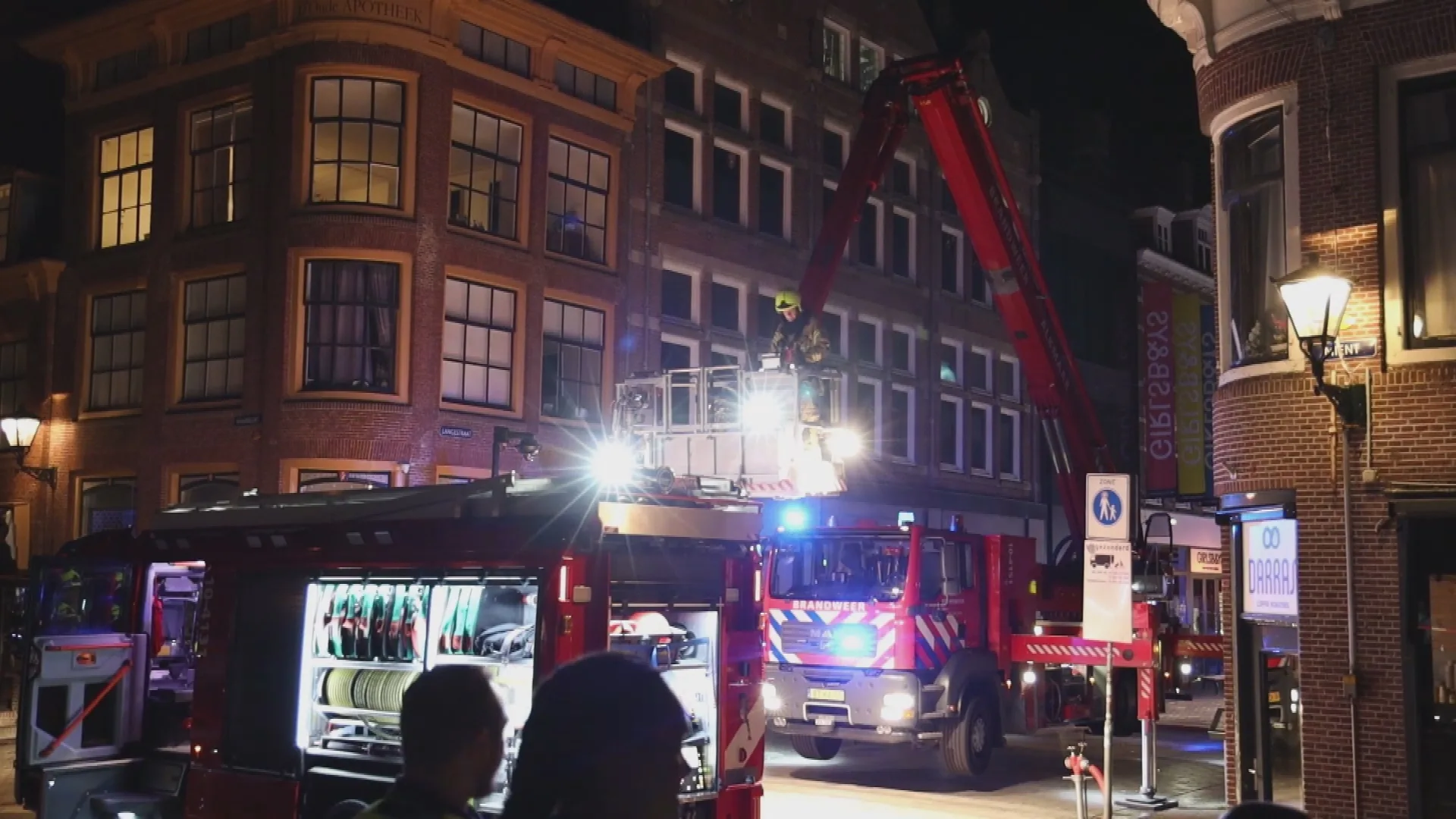 Grote brand in historische binnenstad Alkmaar, bewoner vlucht naar het dak