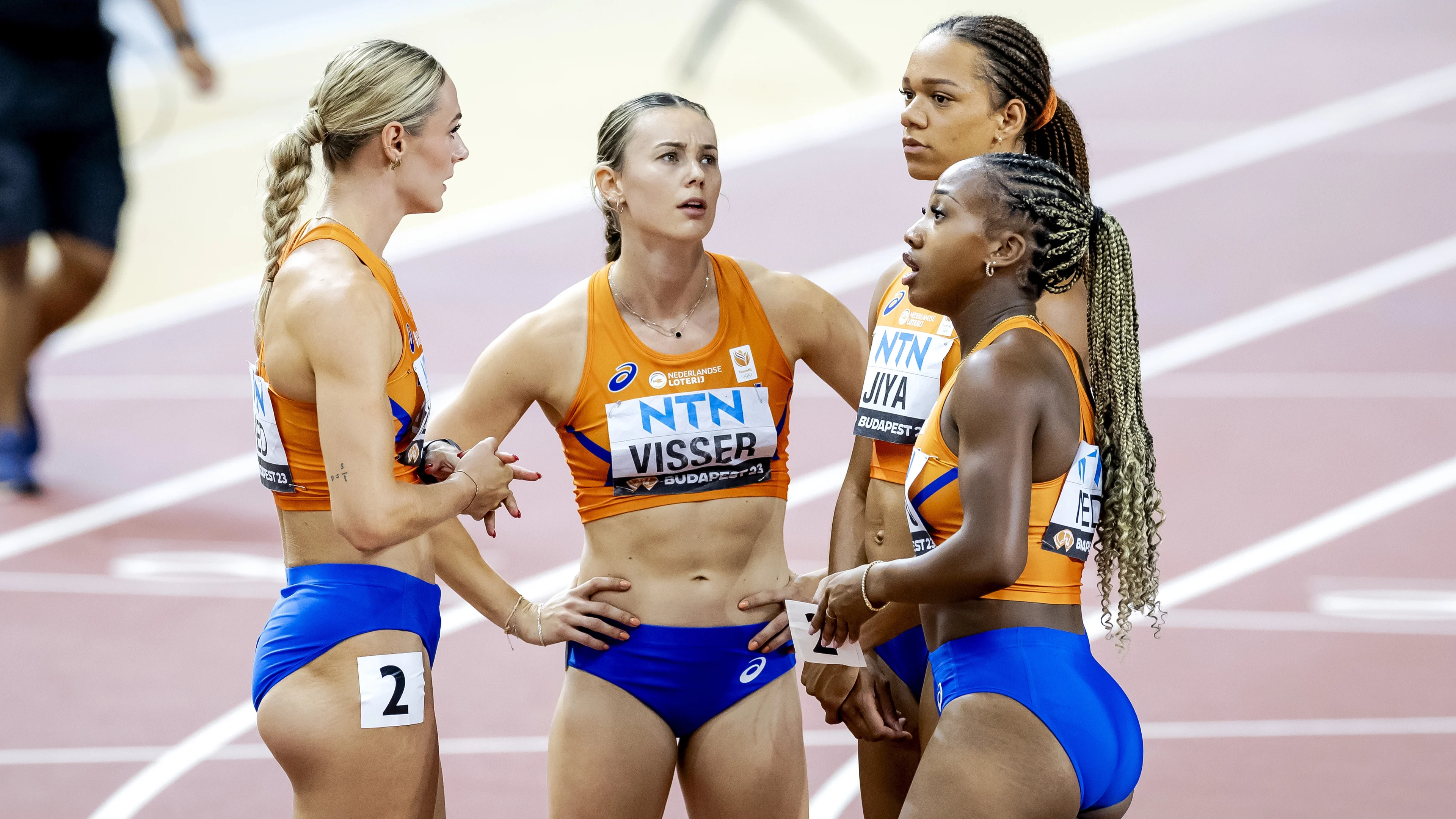 Estafettevrouwen 4x100 meter maken foute wissel in finale en finishen niet