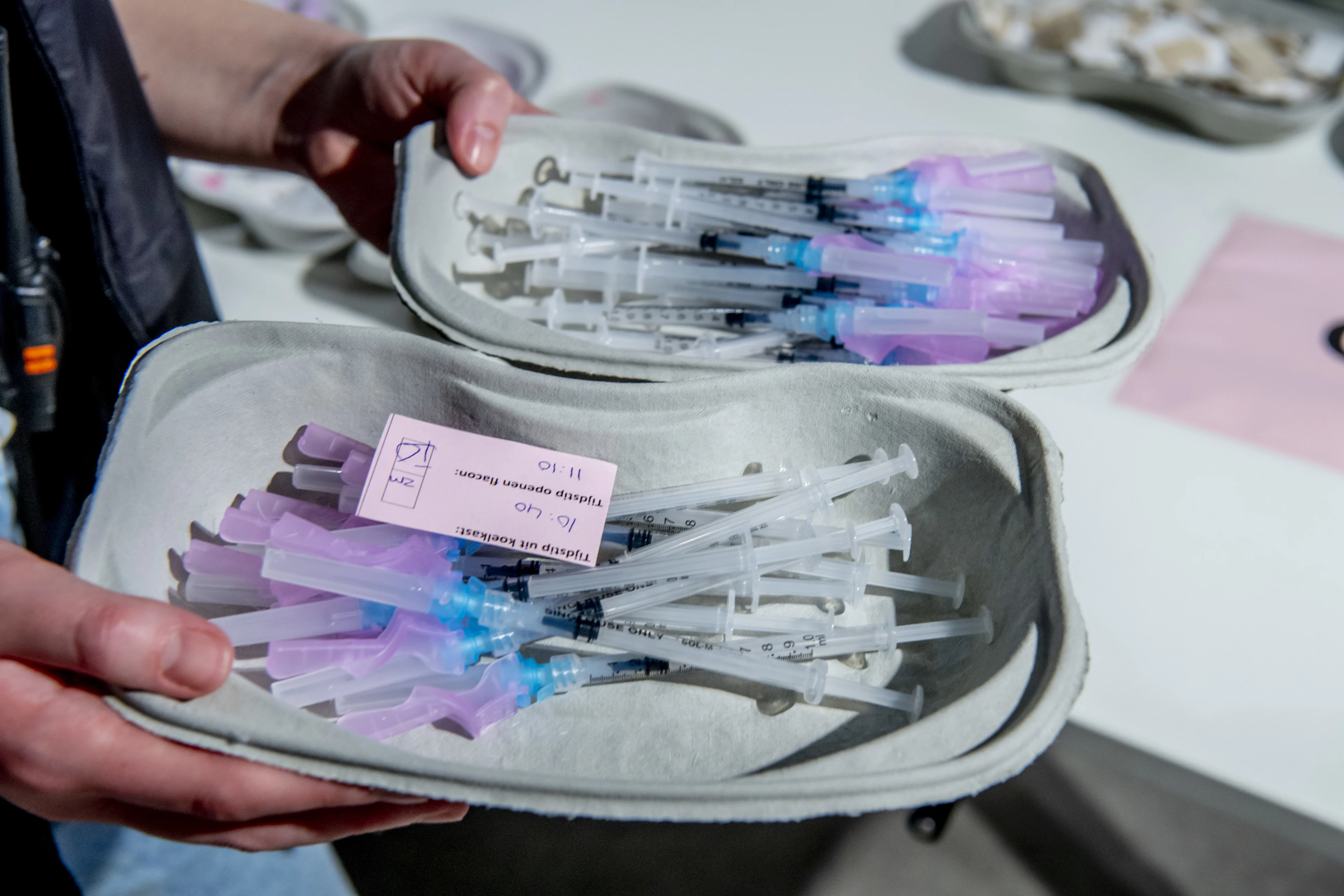 Waarom krijgen alleen jongere mensen een Pfizer-boosterprik?