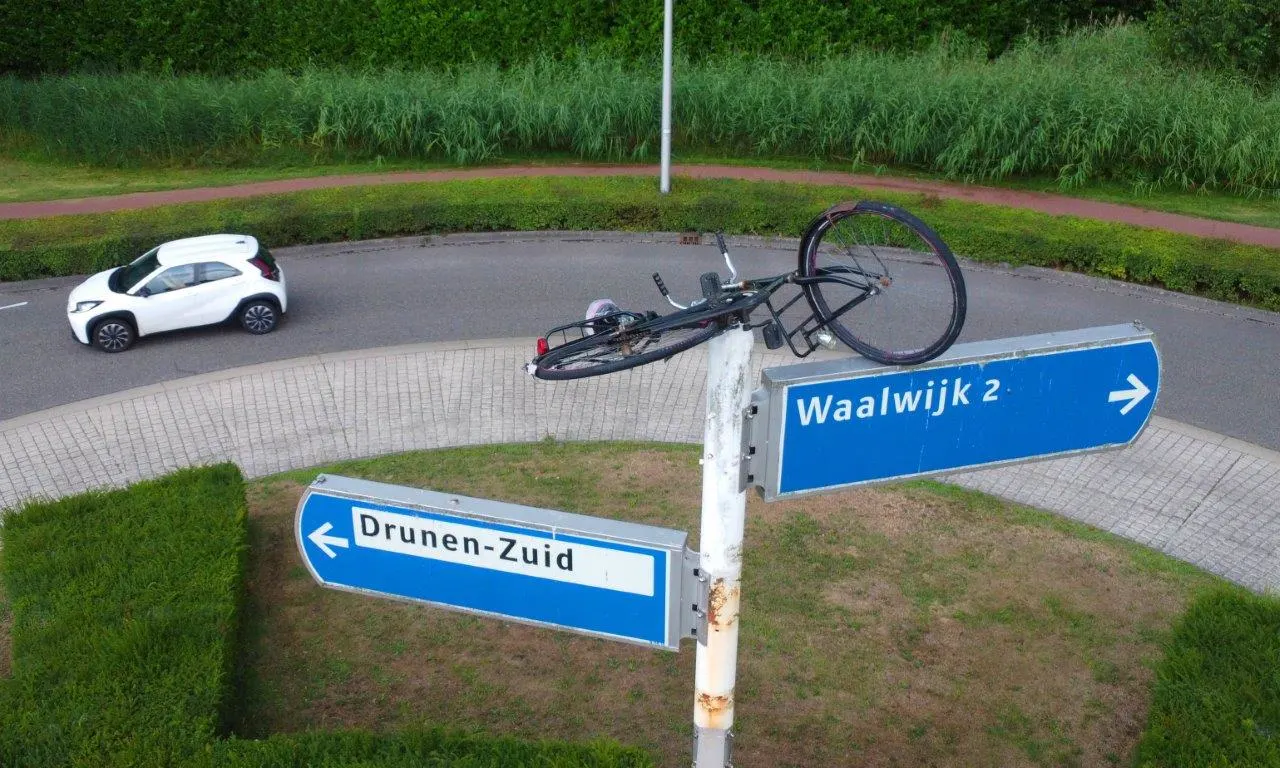 Mysterie in Drunen: wie plaatst steeds fietsen op een verkeerspaal?