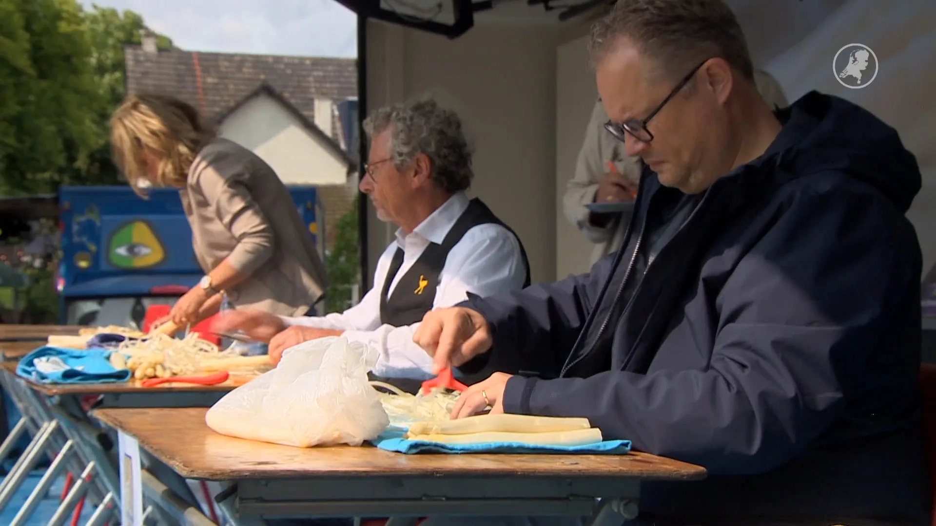 Wie schilt het snelst? WK asperges schillen barst los in Grubbenvorst